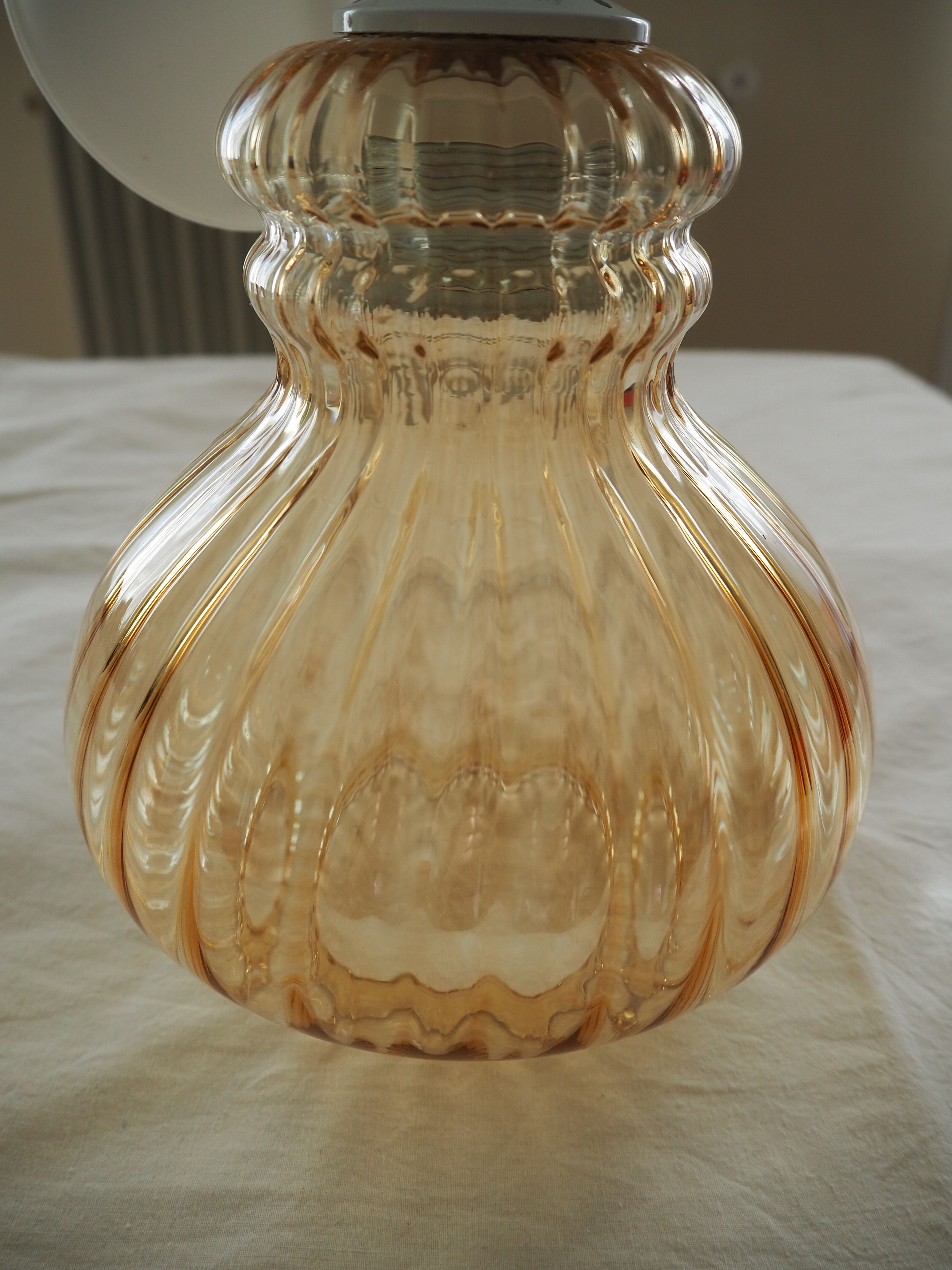 Pear-shaped striped suspension, in smoked glass.