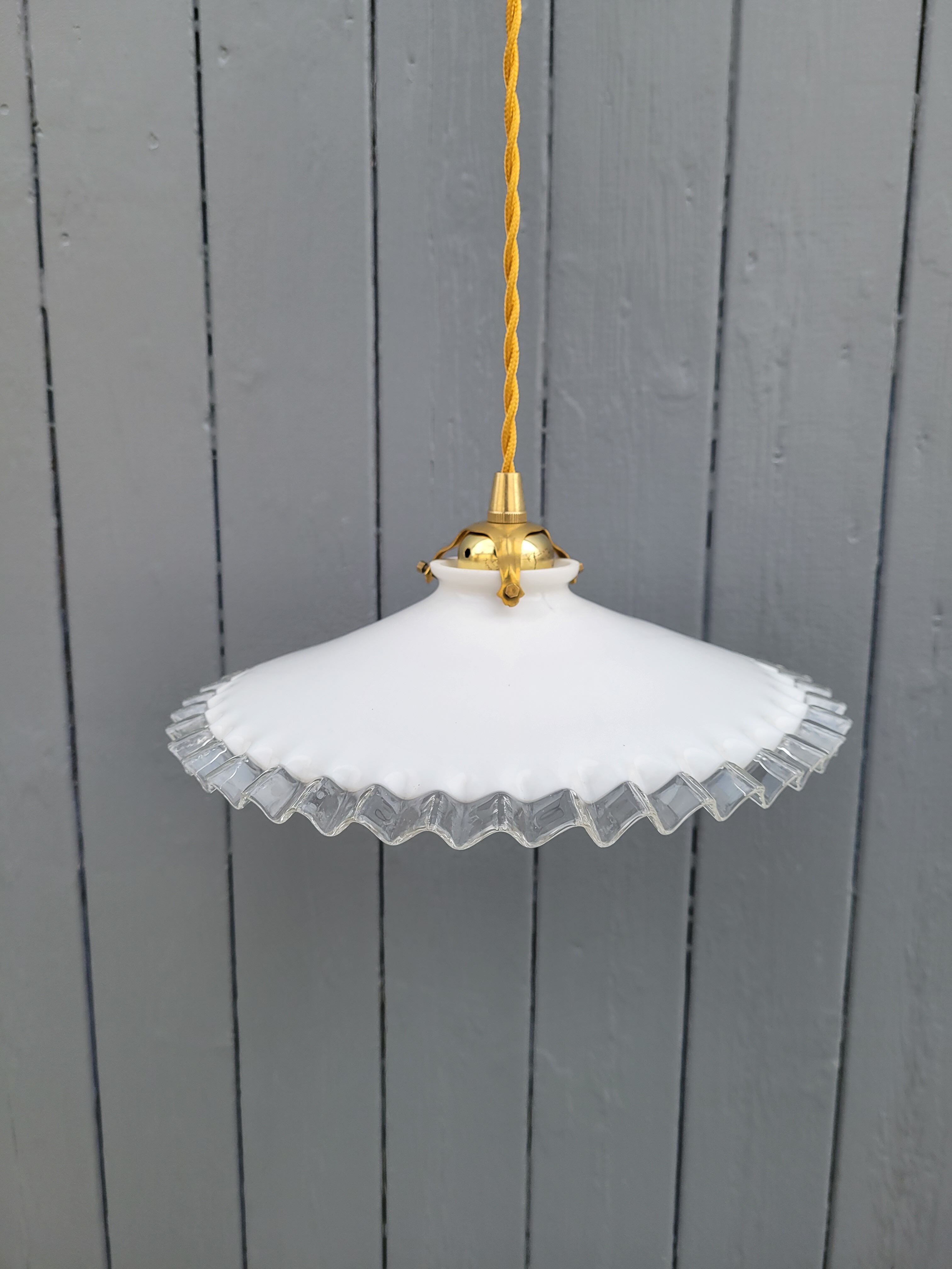 Serrated opaline suspension