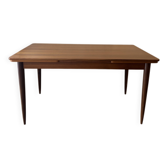 Extendable teak table