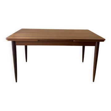 Extendable teak table