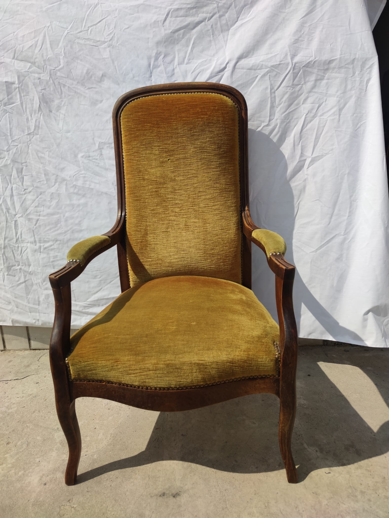 Fauteuil Voltaire garniture de velours jaune