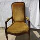 Fauteuil Voltaire garniture de velours jaune