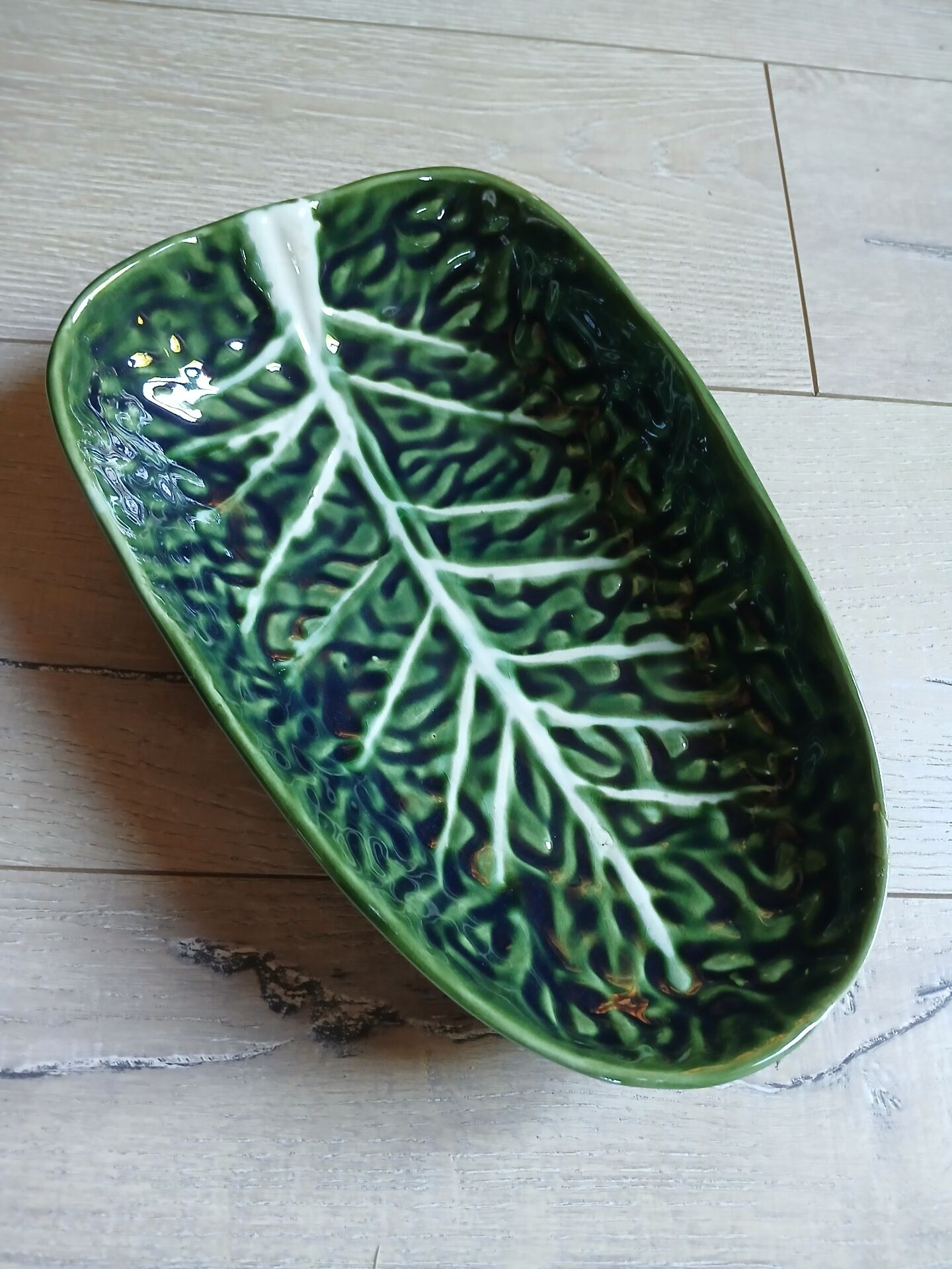 Plat creux en barbotine feuille de chou