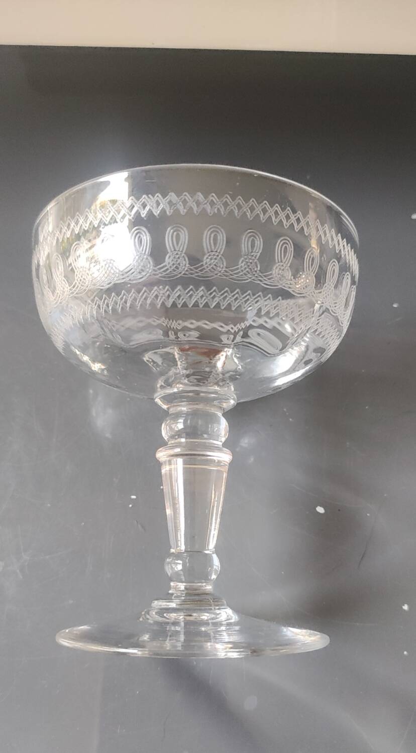 Lot of 4 x Champagne Coupes in Baccarat crystal. Engraved decoration with Greek friezes.