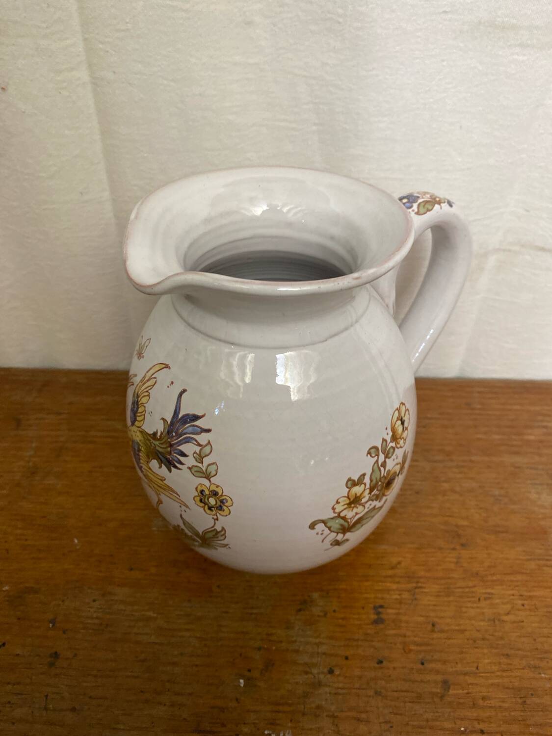 Pichet ancien en céramique de Moustiers blanche décor peint, France