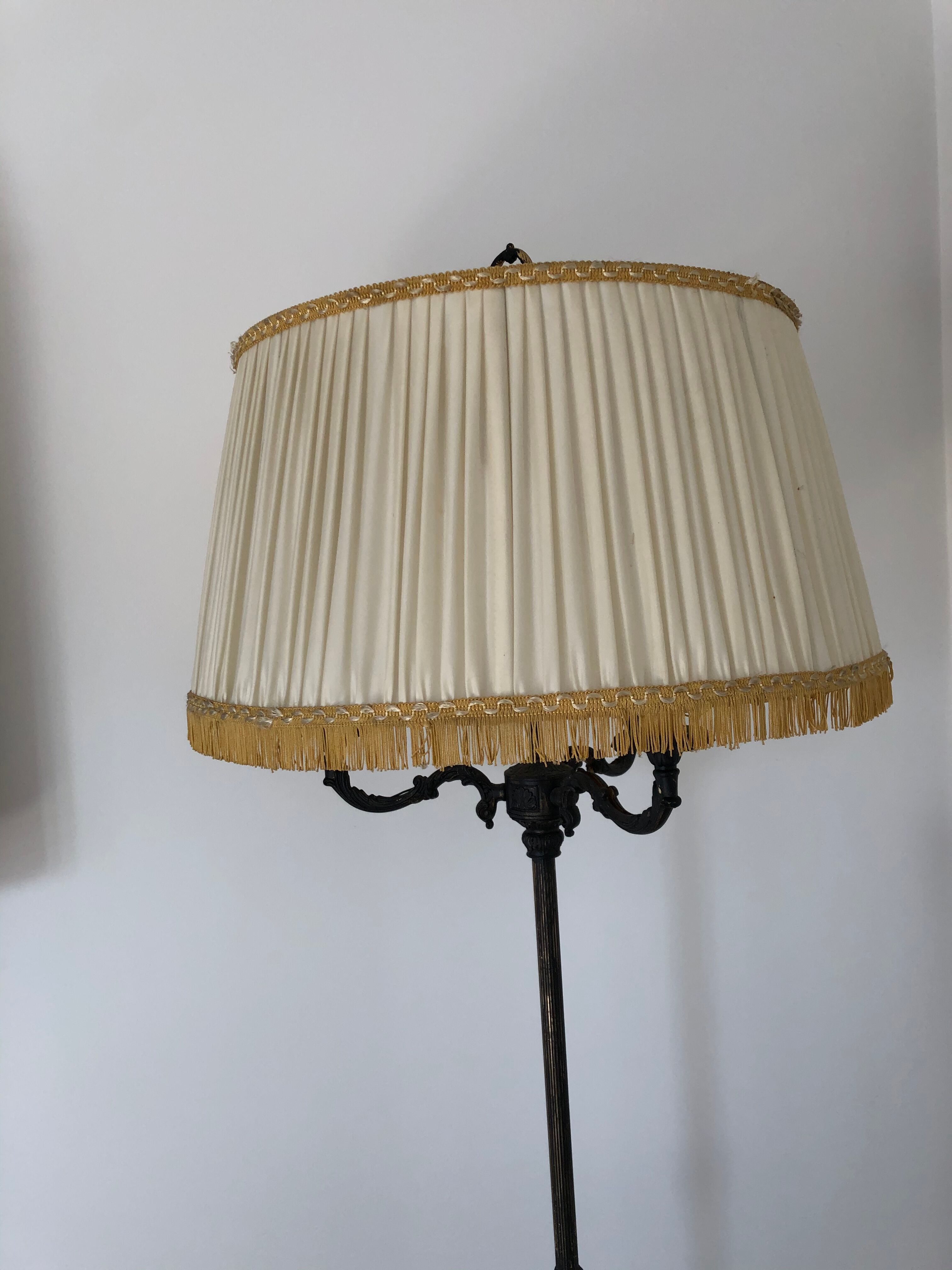 Tripod lamppost