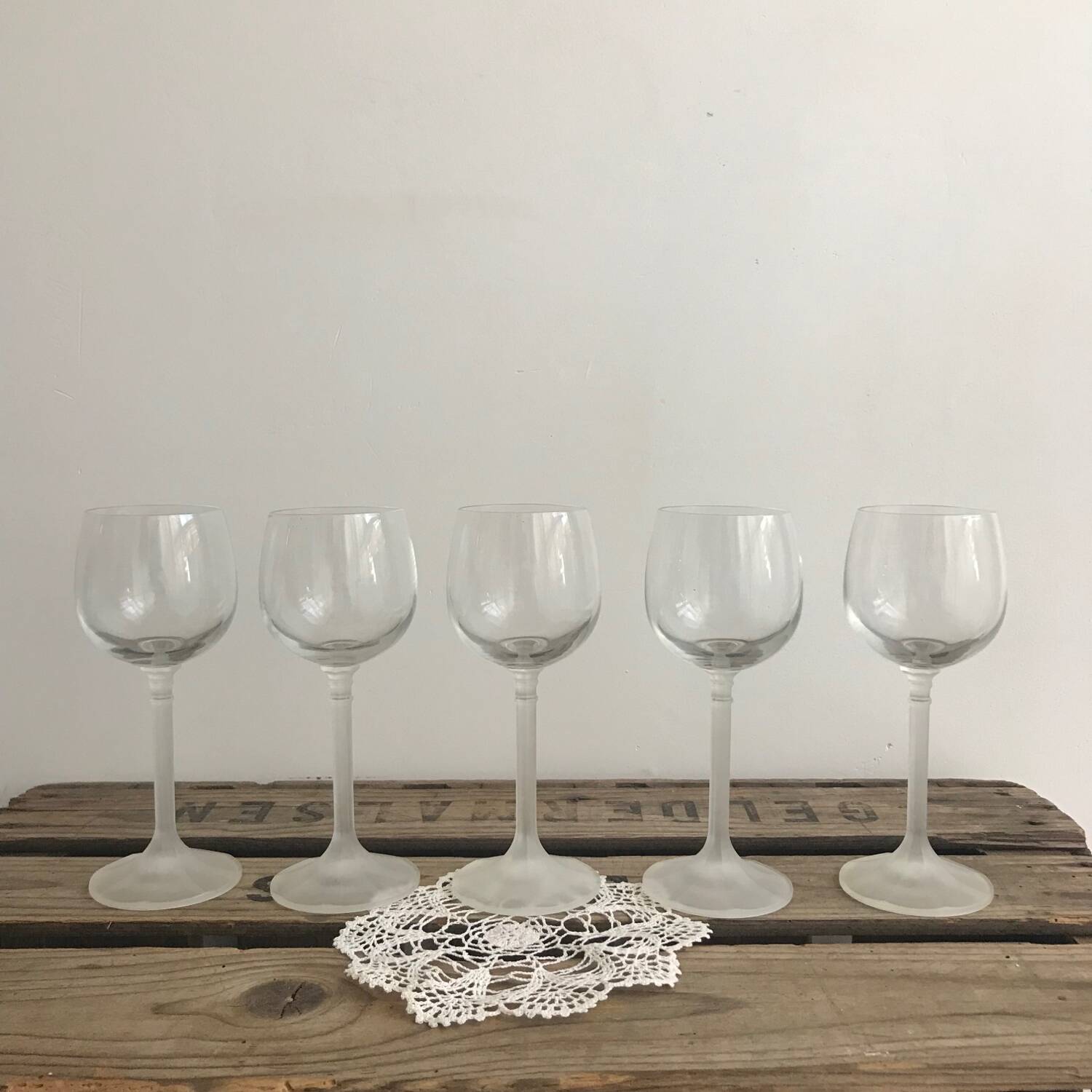 5 wine glasses with frosted glass stem