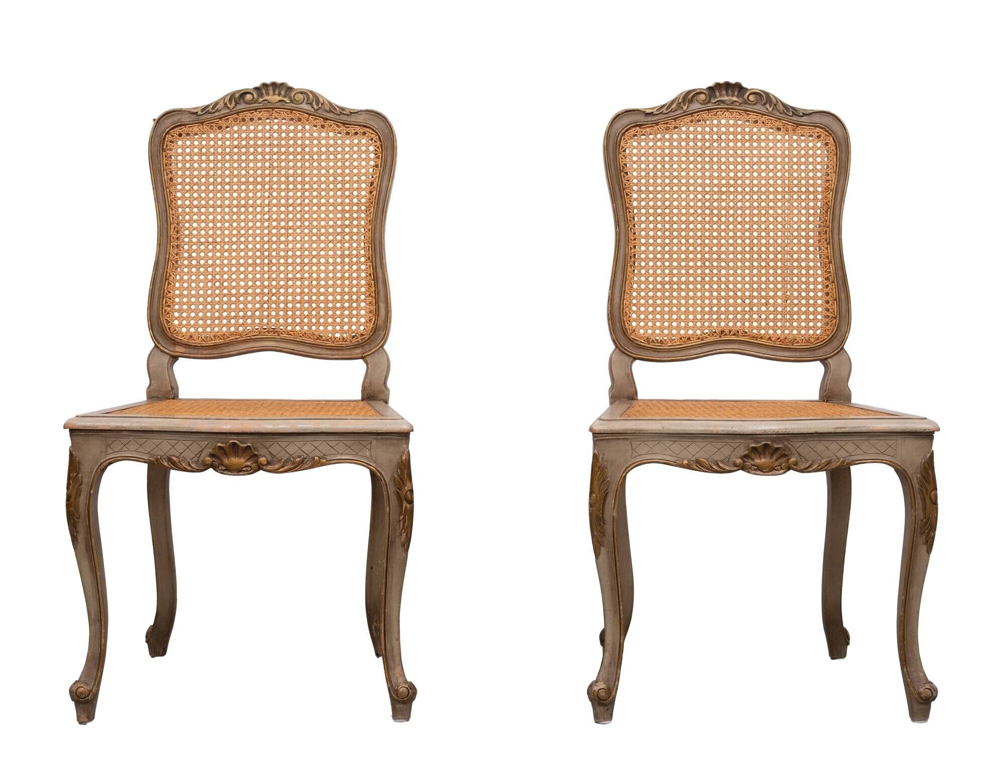 Paire de chaises d'appoint en canne de style Louis XV peintes en or et vert.