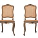 Paire de chaises d'appoint en canne de style Louis XV peintes en or et vert.