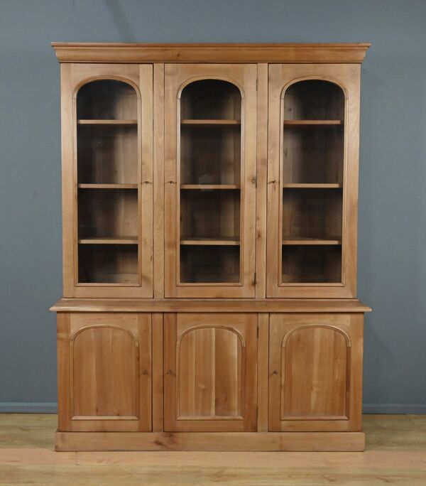 Bibliothèque deux-corps en merisier blond, style Louis-Philippe – XXe