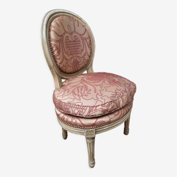 Chaise basse de style Louis XVI