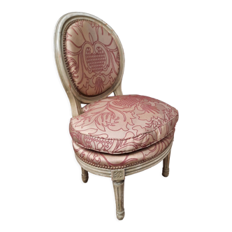 Chaise basse de style Louis XVI