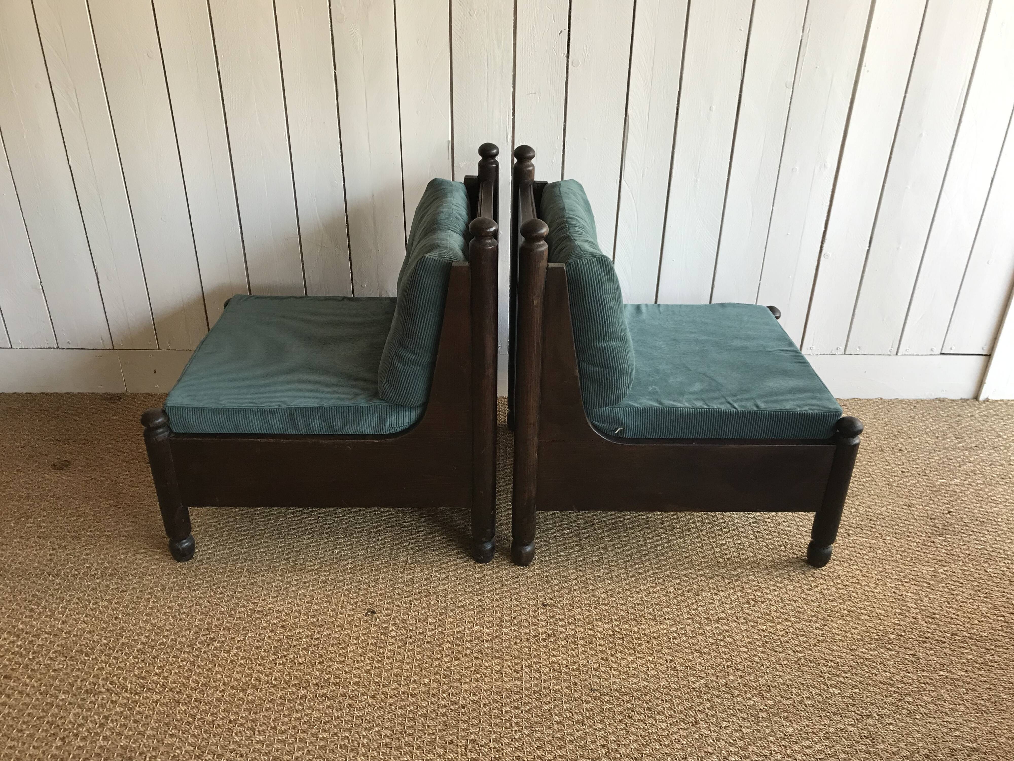 Armchair in fir and corduroy velvet.