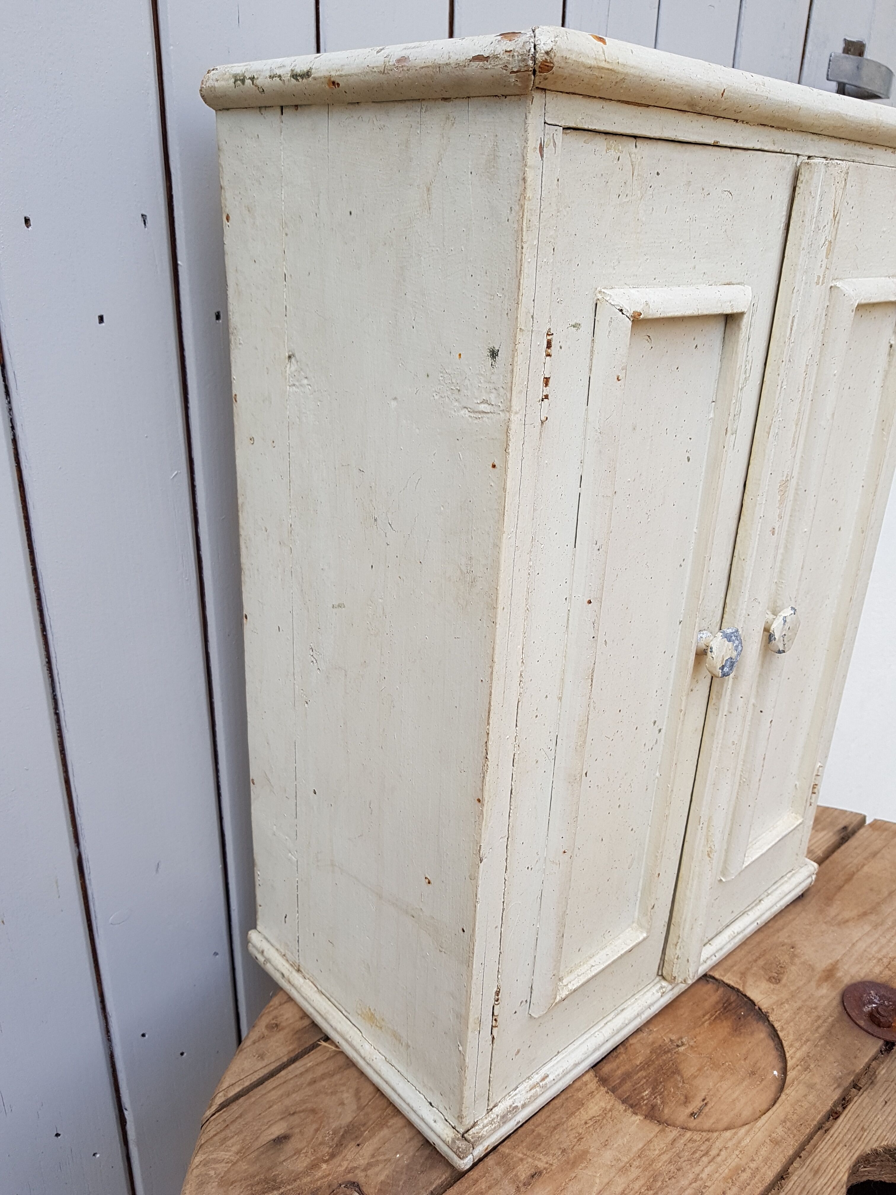 Ancienne armoire à pharmacie en bois patinée blanche