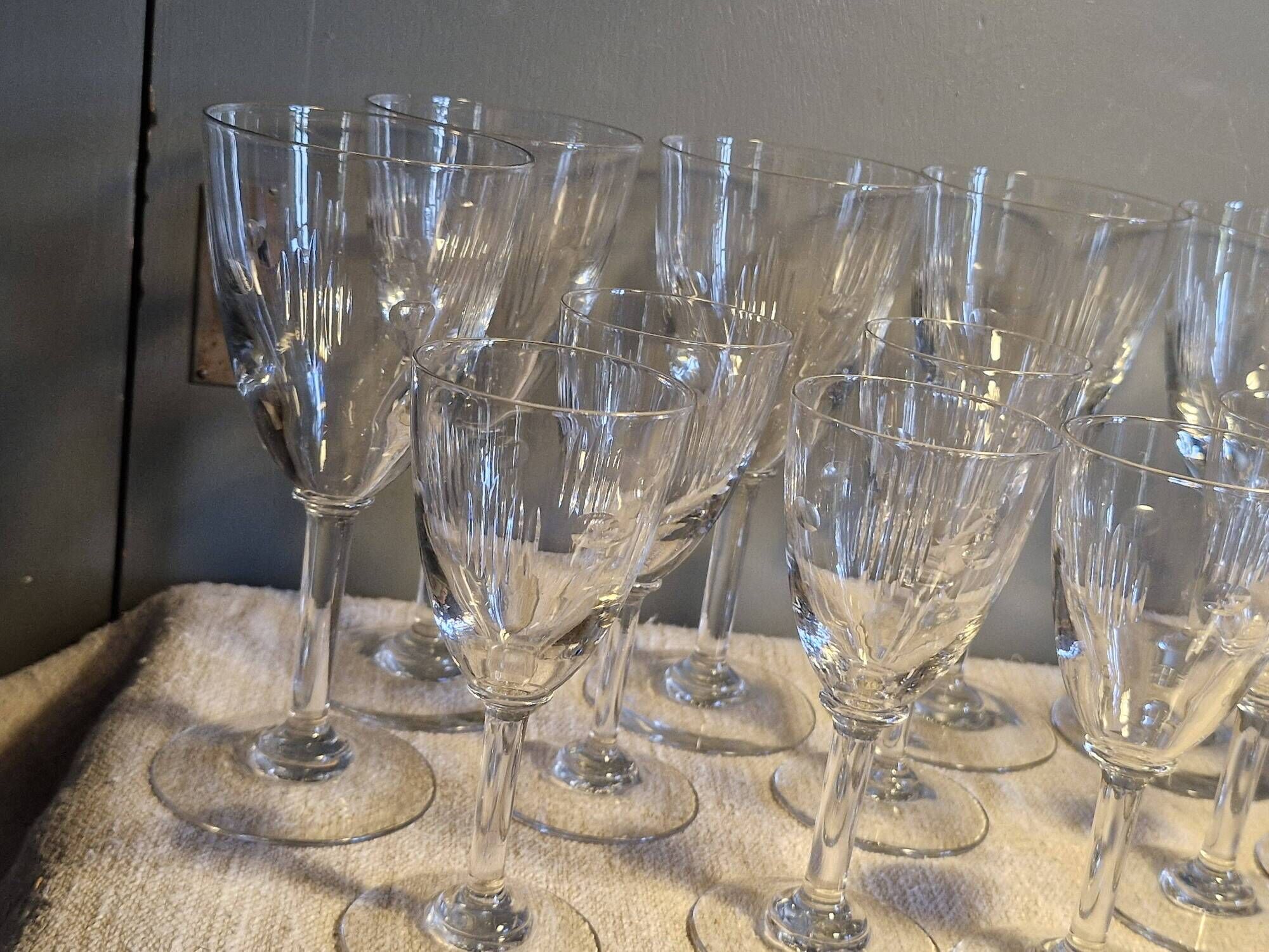 12 glasses - 6 water - 6 wine - Small carved decoration - Period 1900