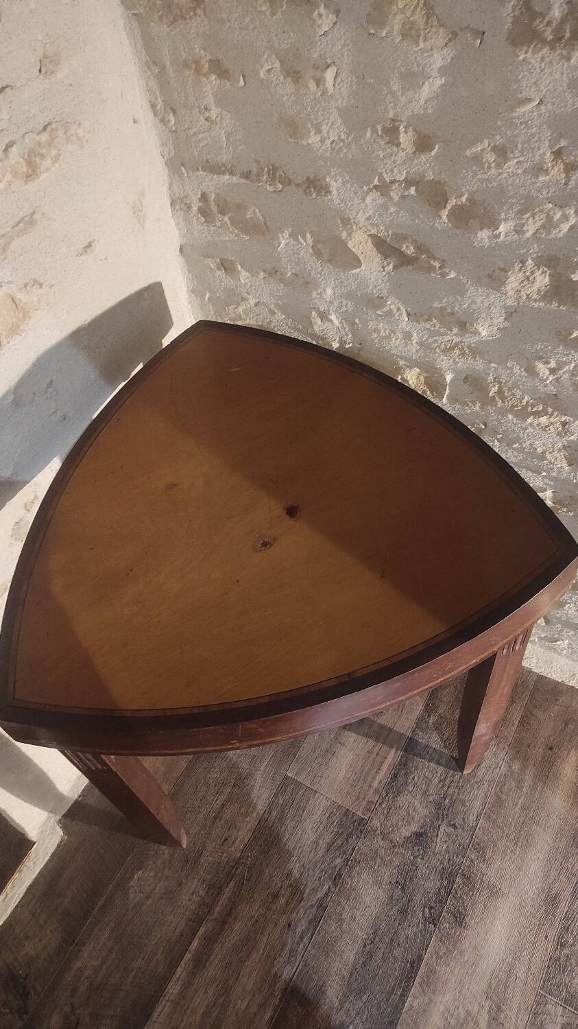 Stella triangular table