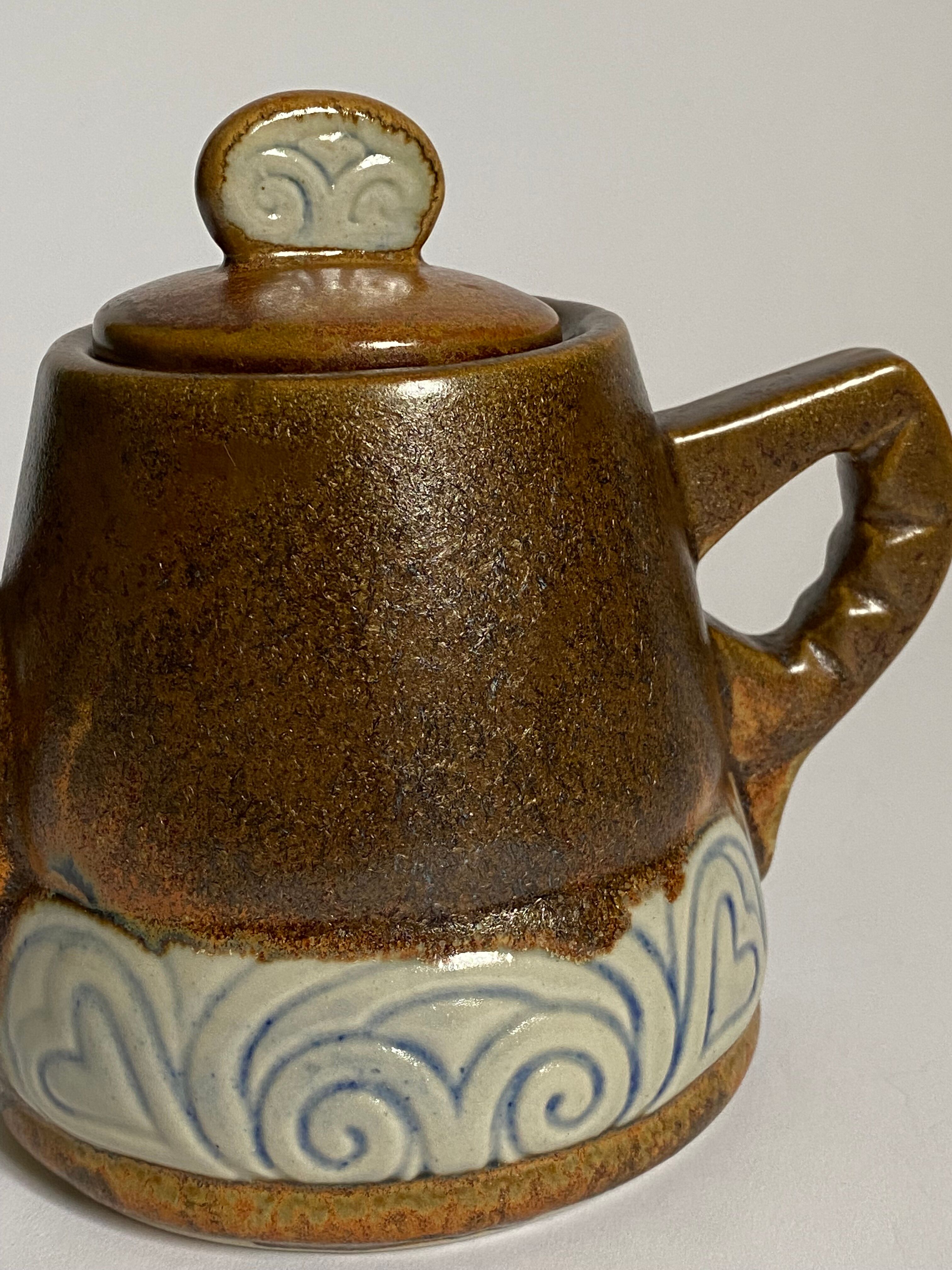 Theiere and milk jar thereof