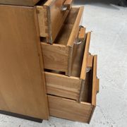 Bureau de style en placage de bois d'érable XX siècle