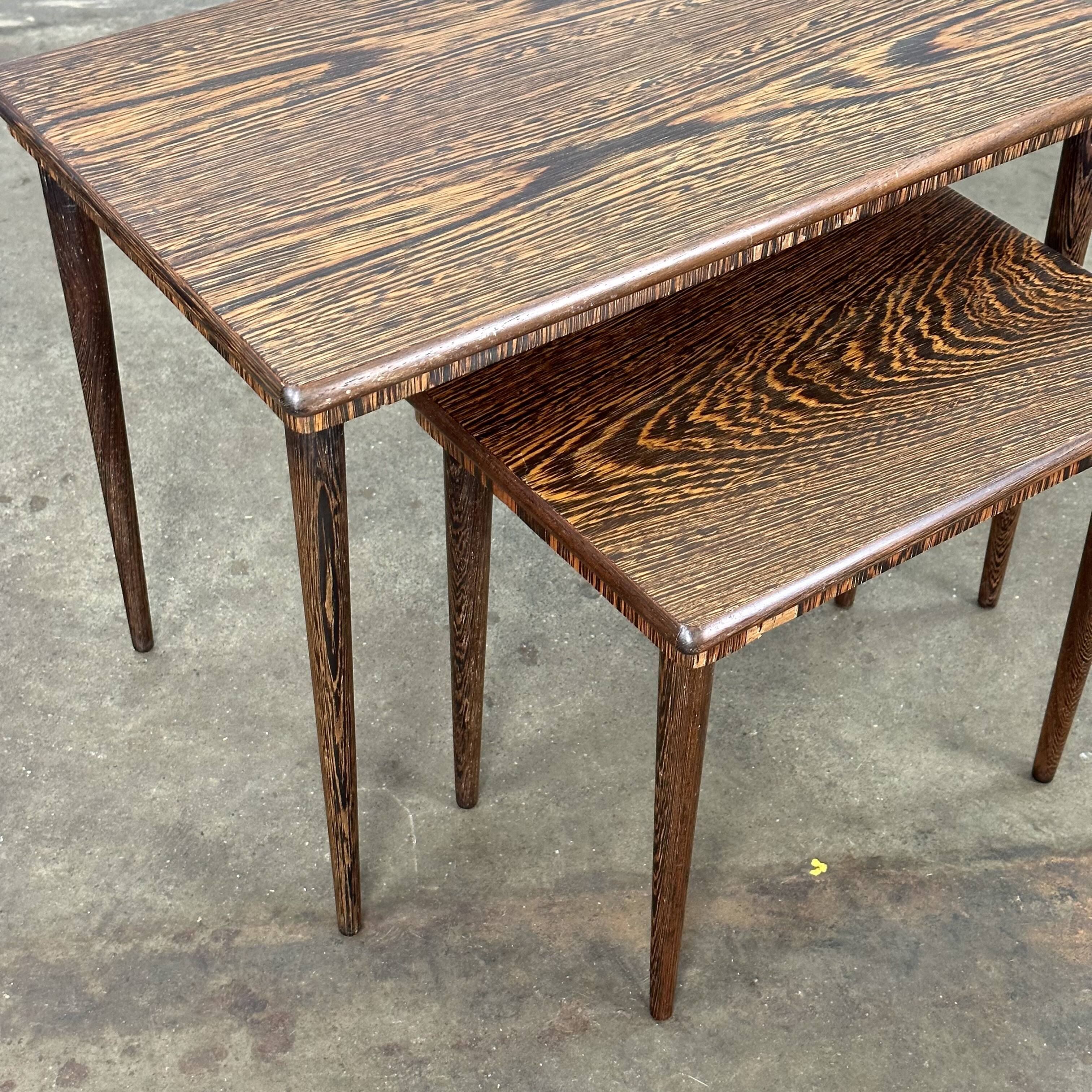 Suite de deux tables d'appoint en palissandre