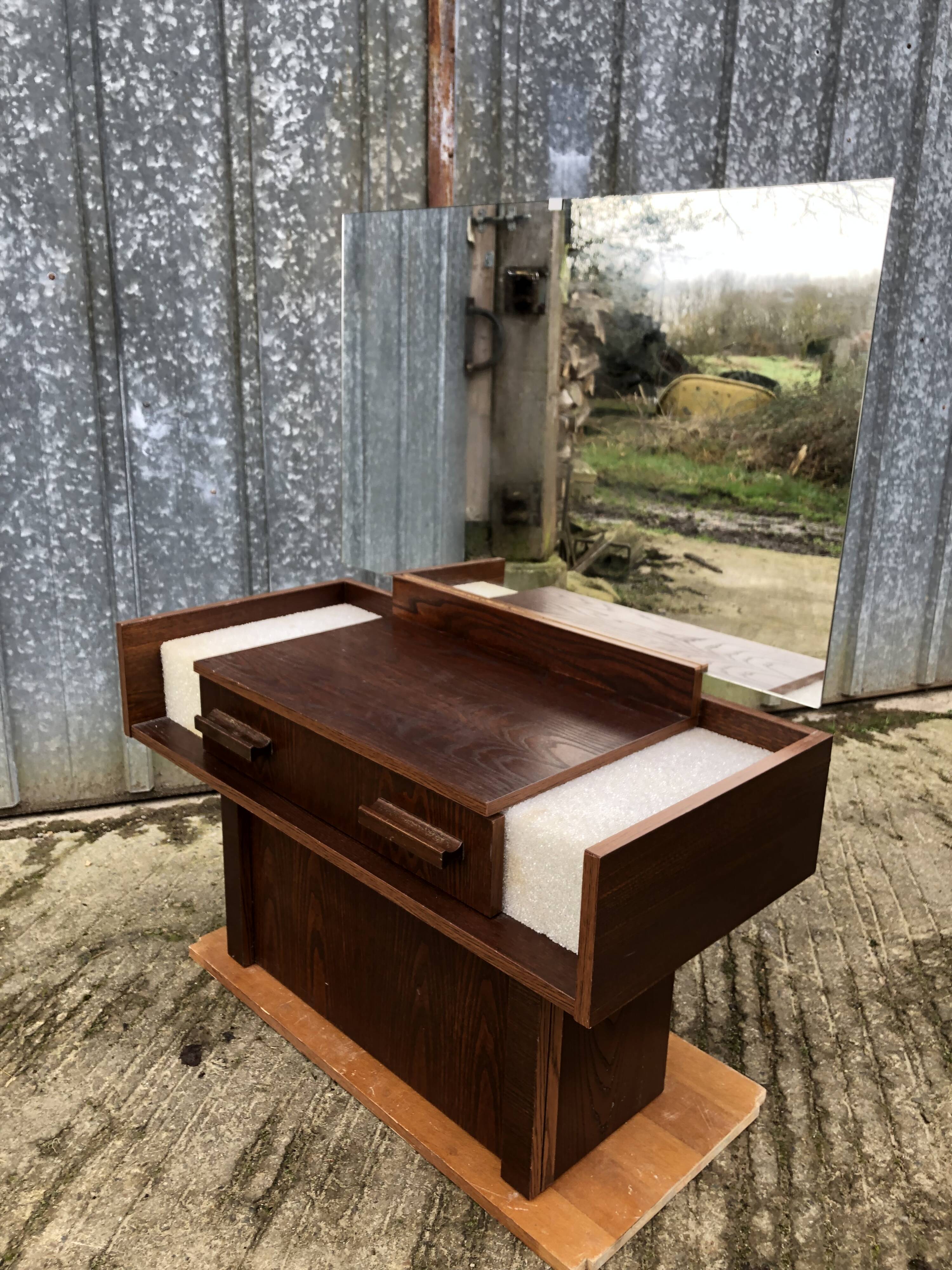 Vintage elm veneer dressing table with 1 drawer and 2 resin lamps.