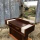 Coiffeuse vintage en placage d’orme avec 1 tiroir et 2 lampes en résine