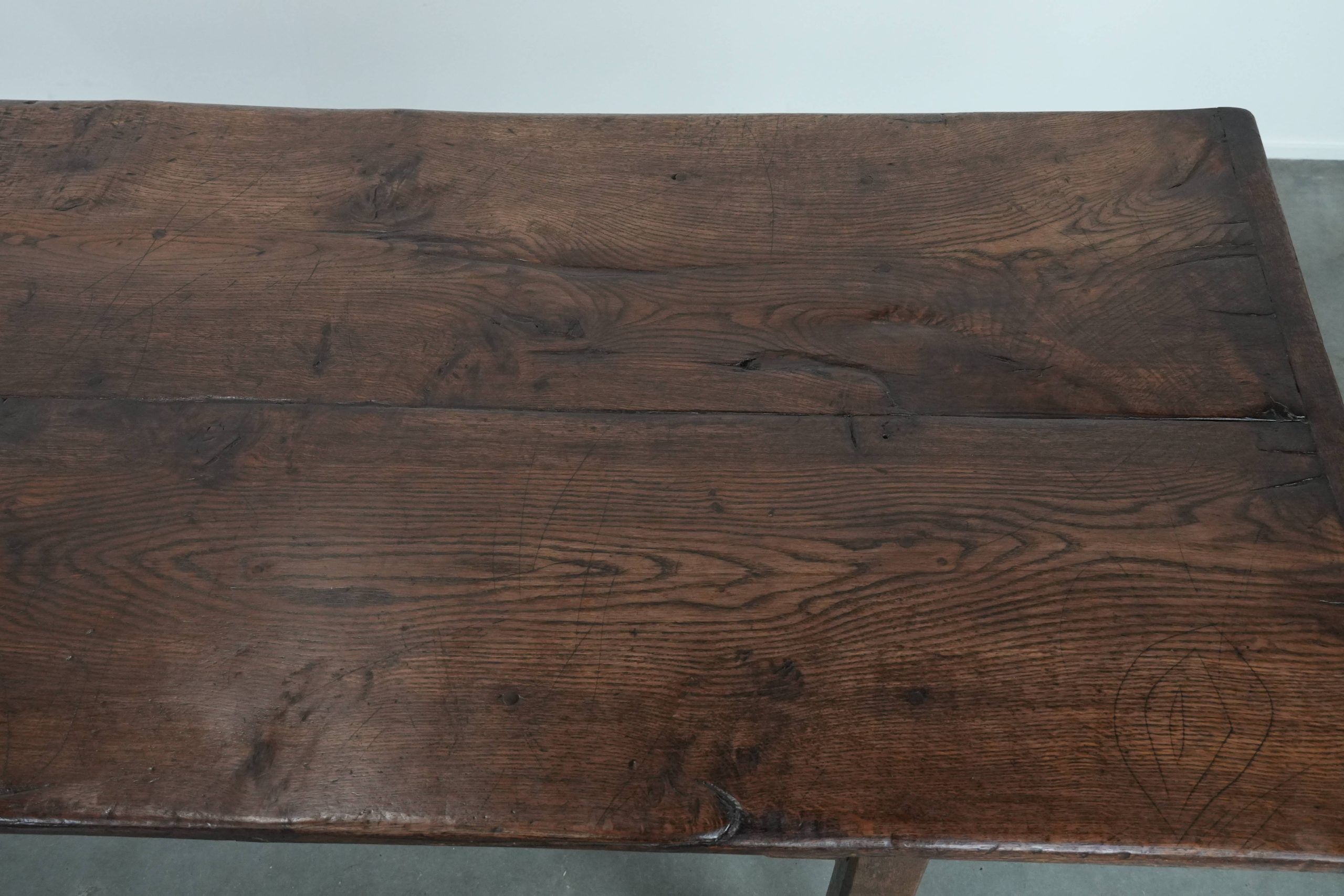 Antique English oak dining table from the 18th century for 4 to 6 people