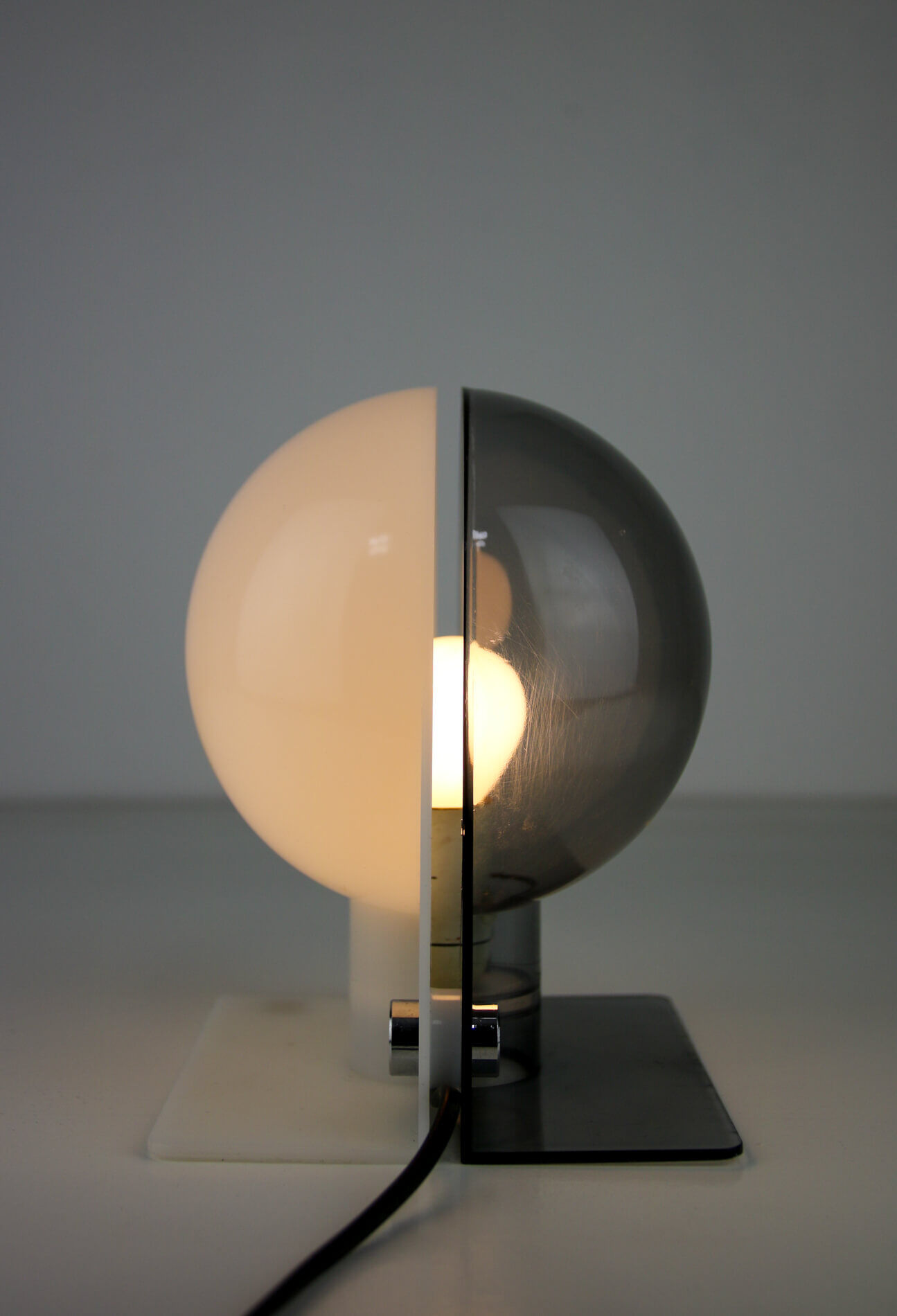 Lampe de table Sirio gris et blanc de Guzzini
