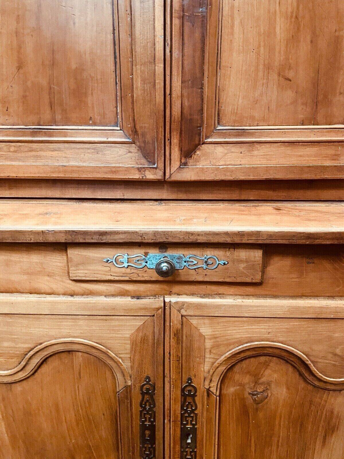 Buffet deux corps de style Louis XV en noyer massif XX siècle