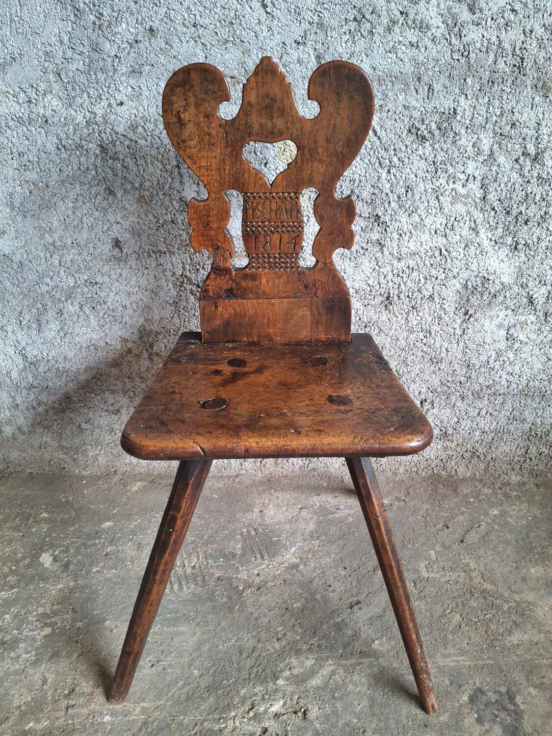 Chaise paysanne alpine sculptée datée 1814 – bois massif