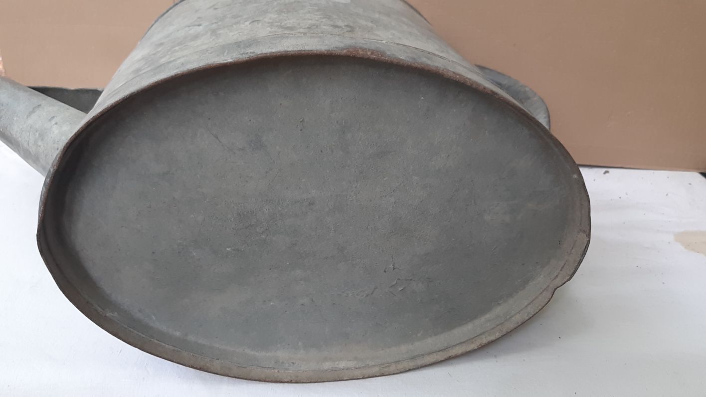 Zinc watering can