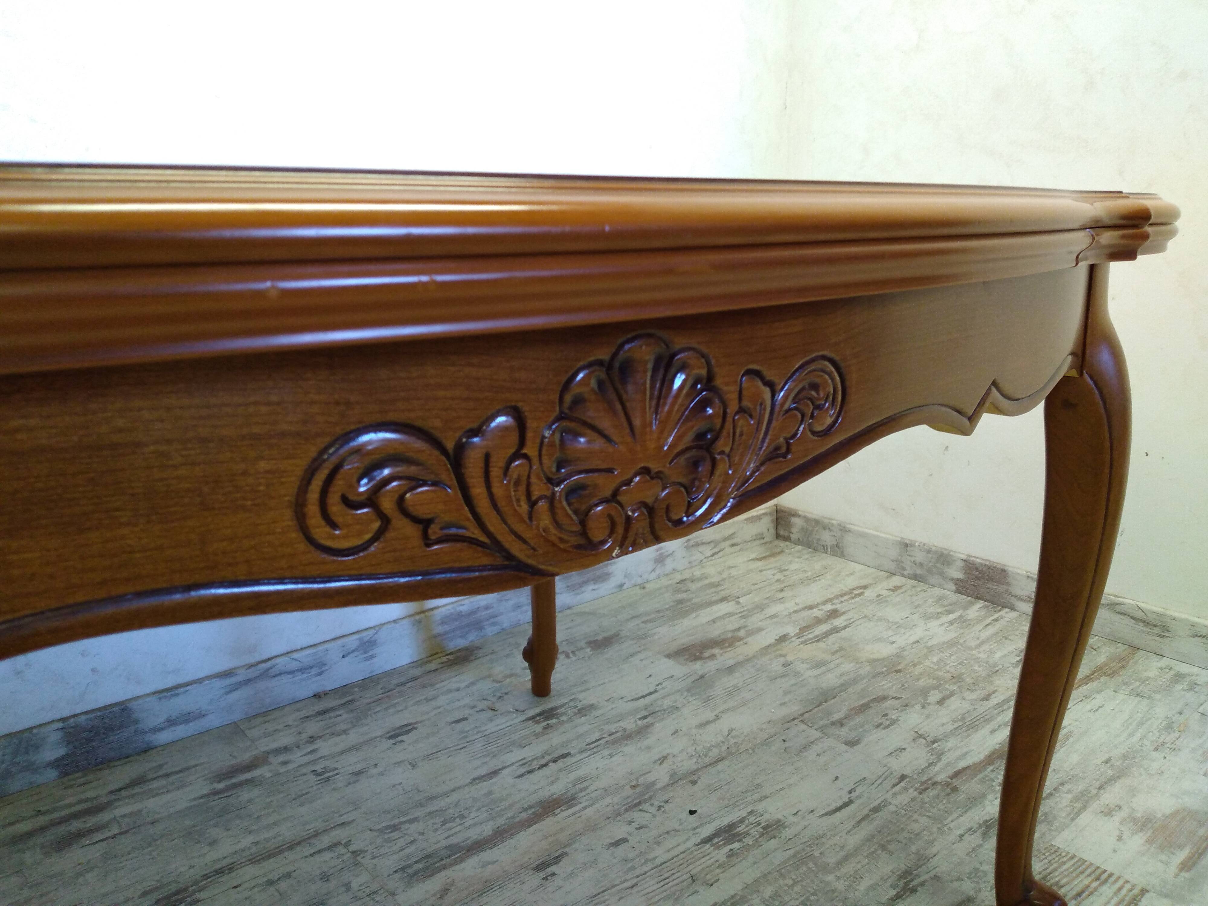 Regency style table with integrated extensions
