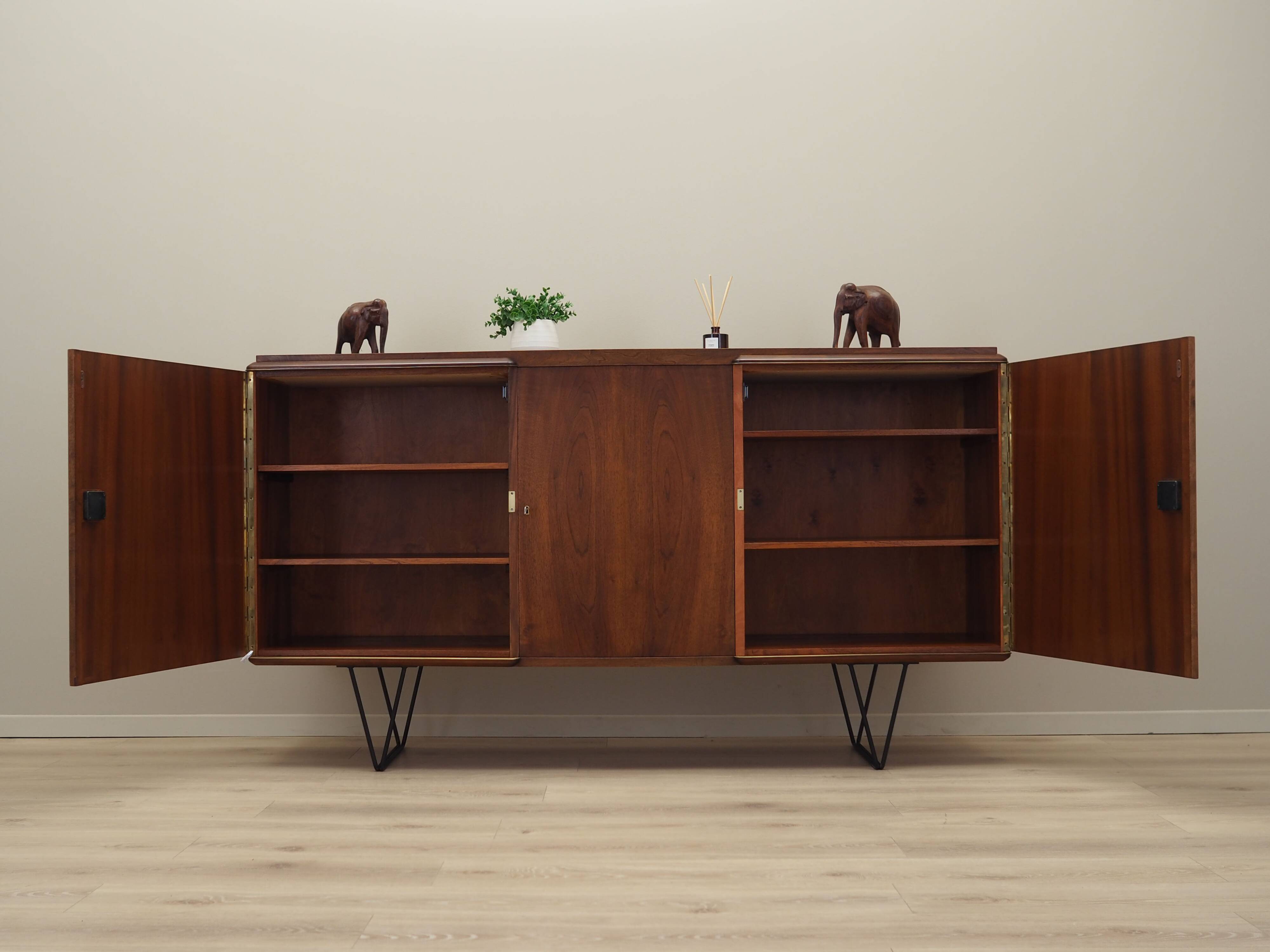 Buffet haut en noyer, design danois, années 1960, production : Danemark