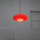 Lampe de soucoupe en verre rouge et laiton du milieu du siècle
