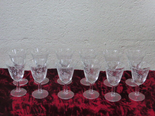 16 drinks wine, Tulip, glass shape transparent reasons silkscreens blueberries vintage 1950