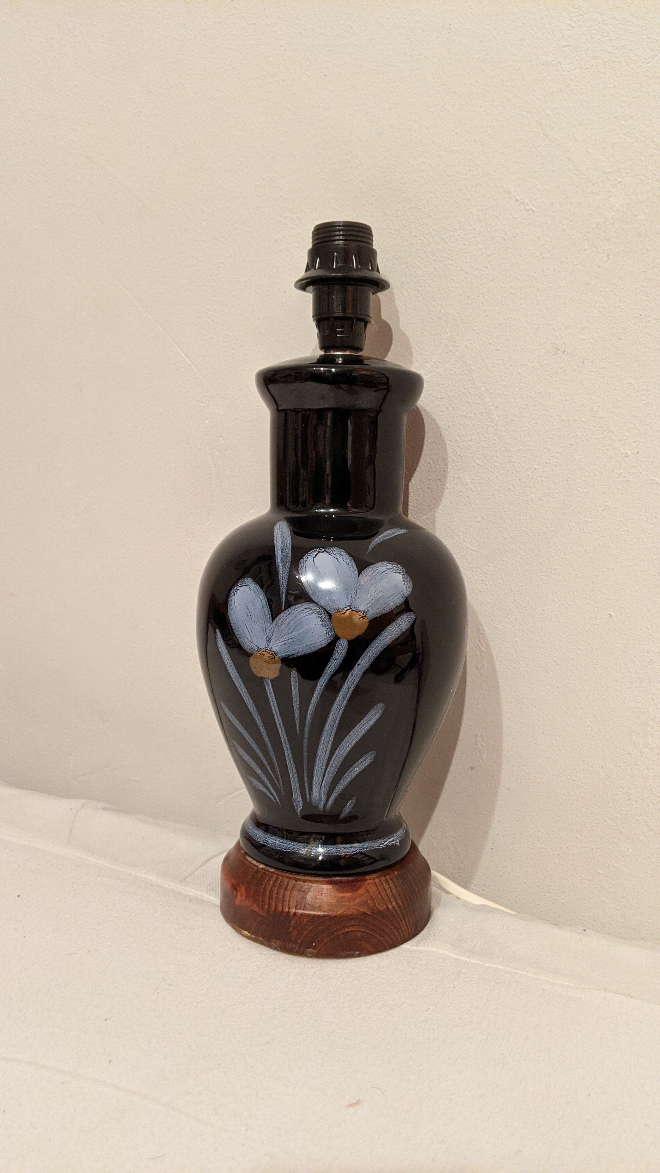 Very nice vintage lamp to lay in excellent hand-painted condition