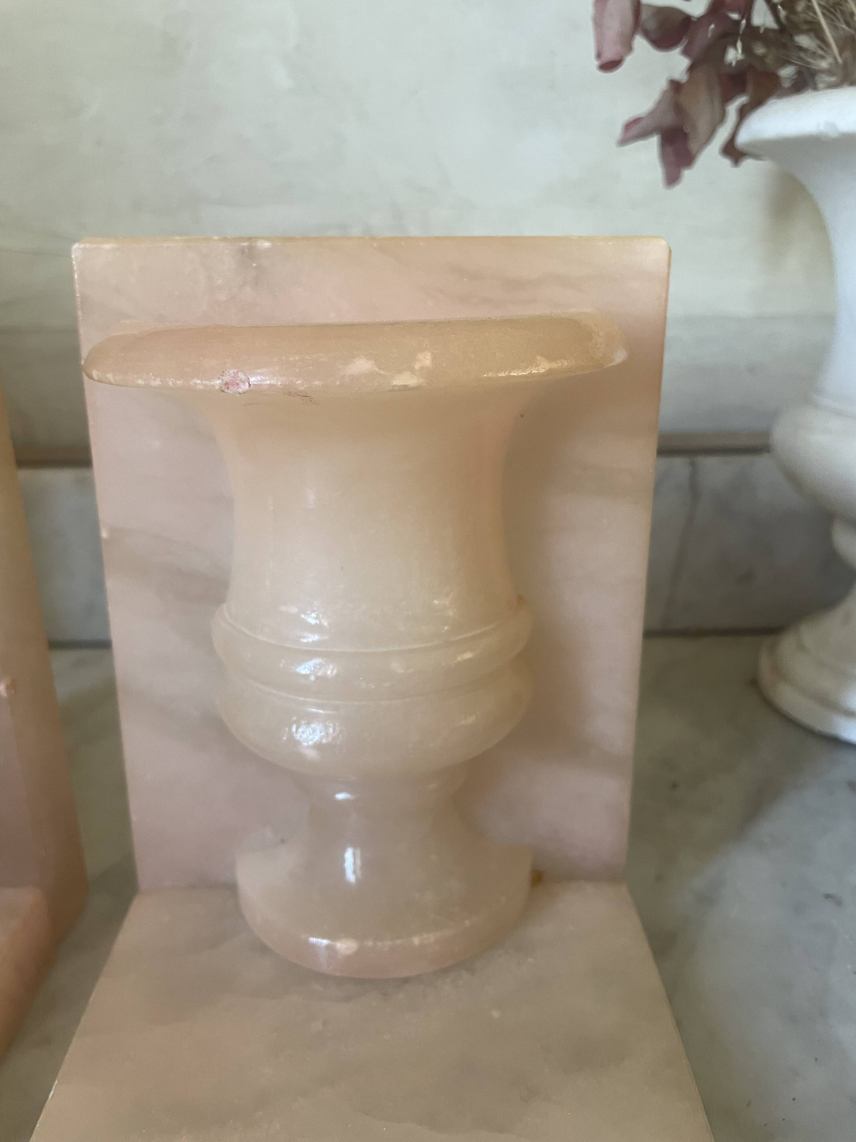 Paire de serre-livres vintage vase Médicis en onyx rose