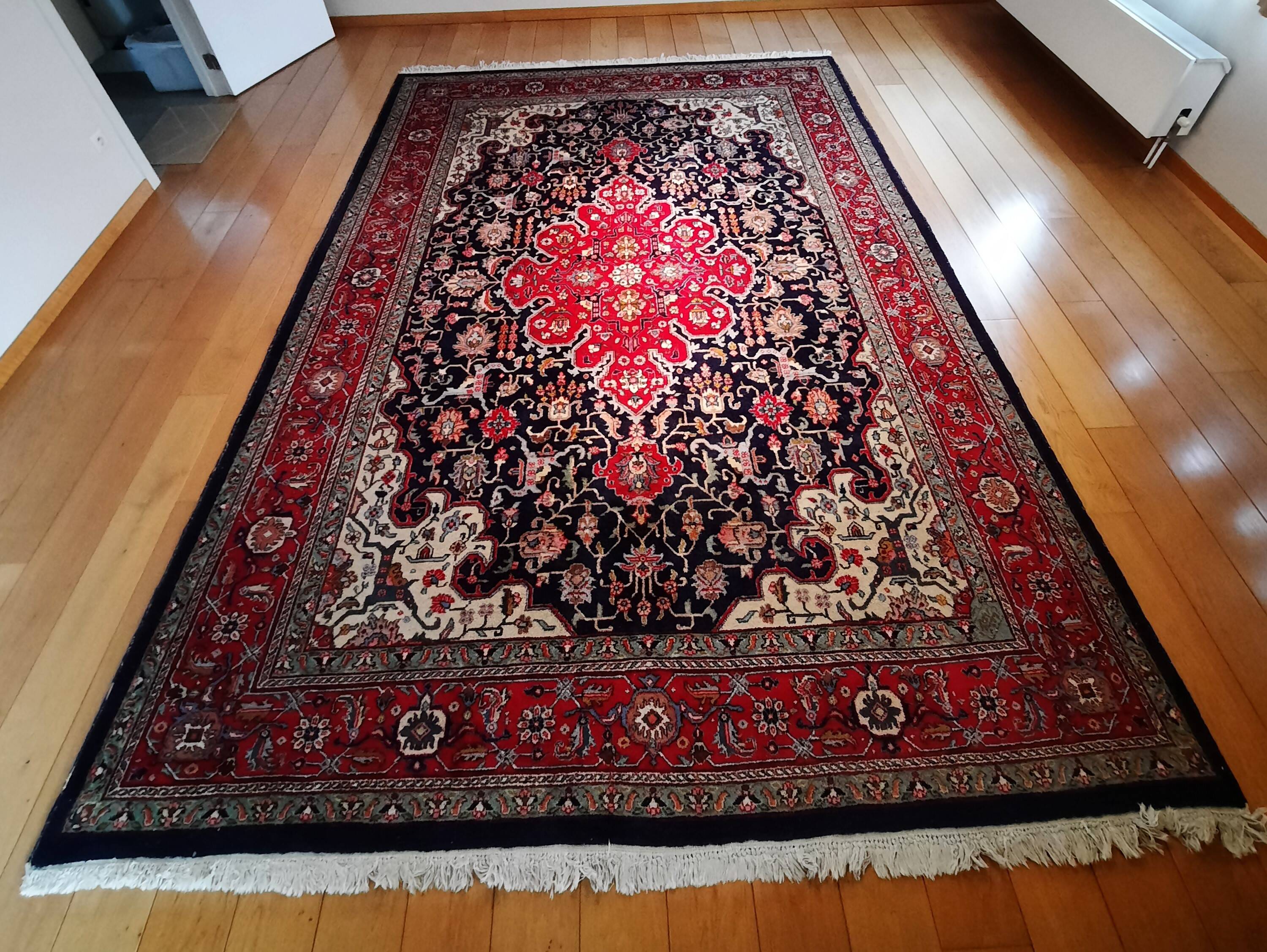 Large vintage Persian wool rug (250 × 350 cm) – warm colours