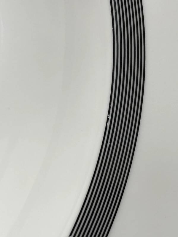 1 Porcelain dish 28 cm Wedgwood x Vera Wang “Cosmos” collection