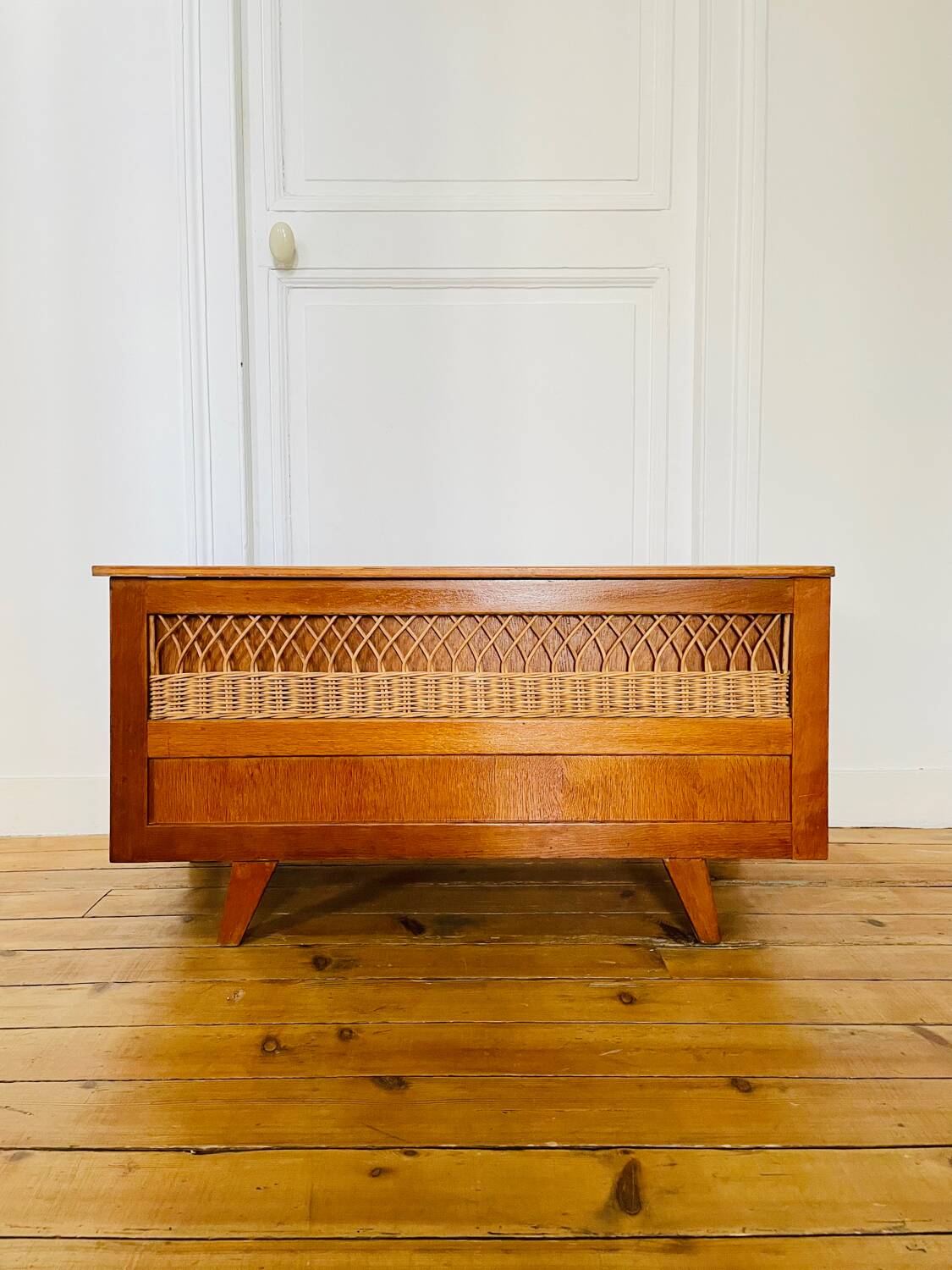 Vintage storage chest in wood and woven rattan