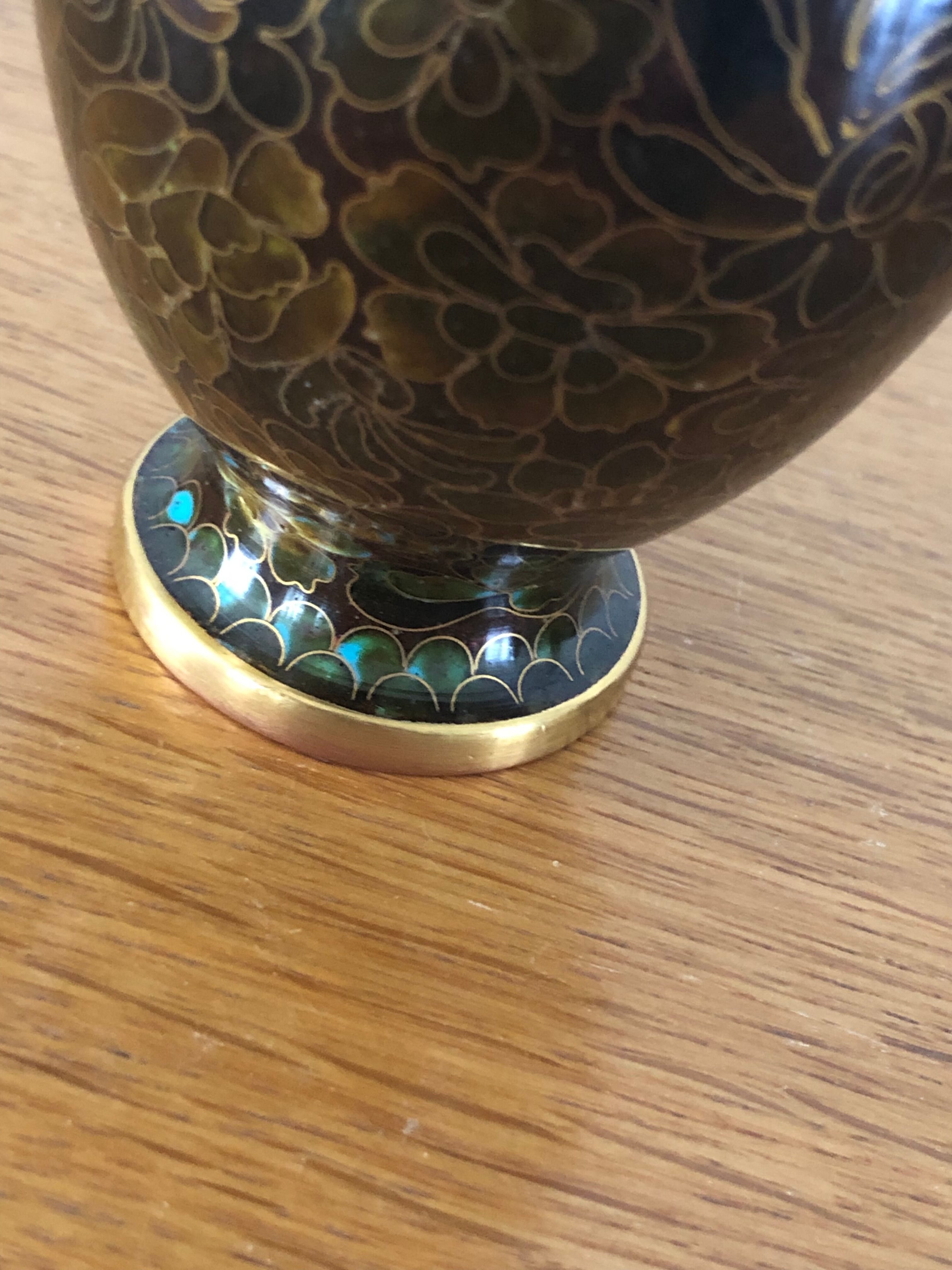Vase cloisonné chinois en laiton sur socle en bois motifs floraux