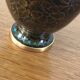Vase cloisonné chinois en laiton sur socle en bois motifs floraux