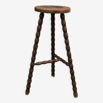 Tripod stool with bumped legs