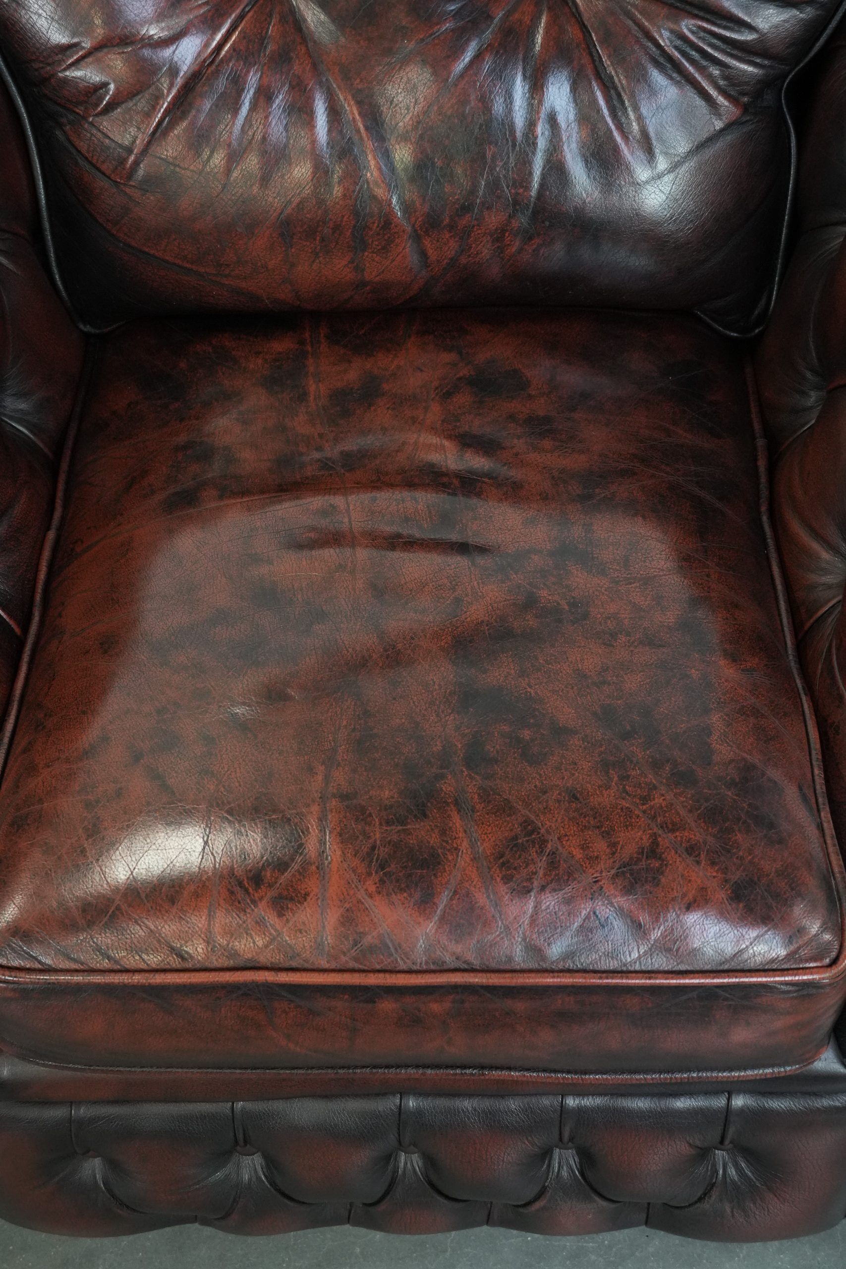 Set of two marbled cowhide leather Chesterfield armchairs in English style