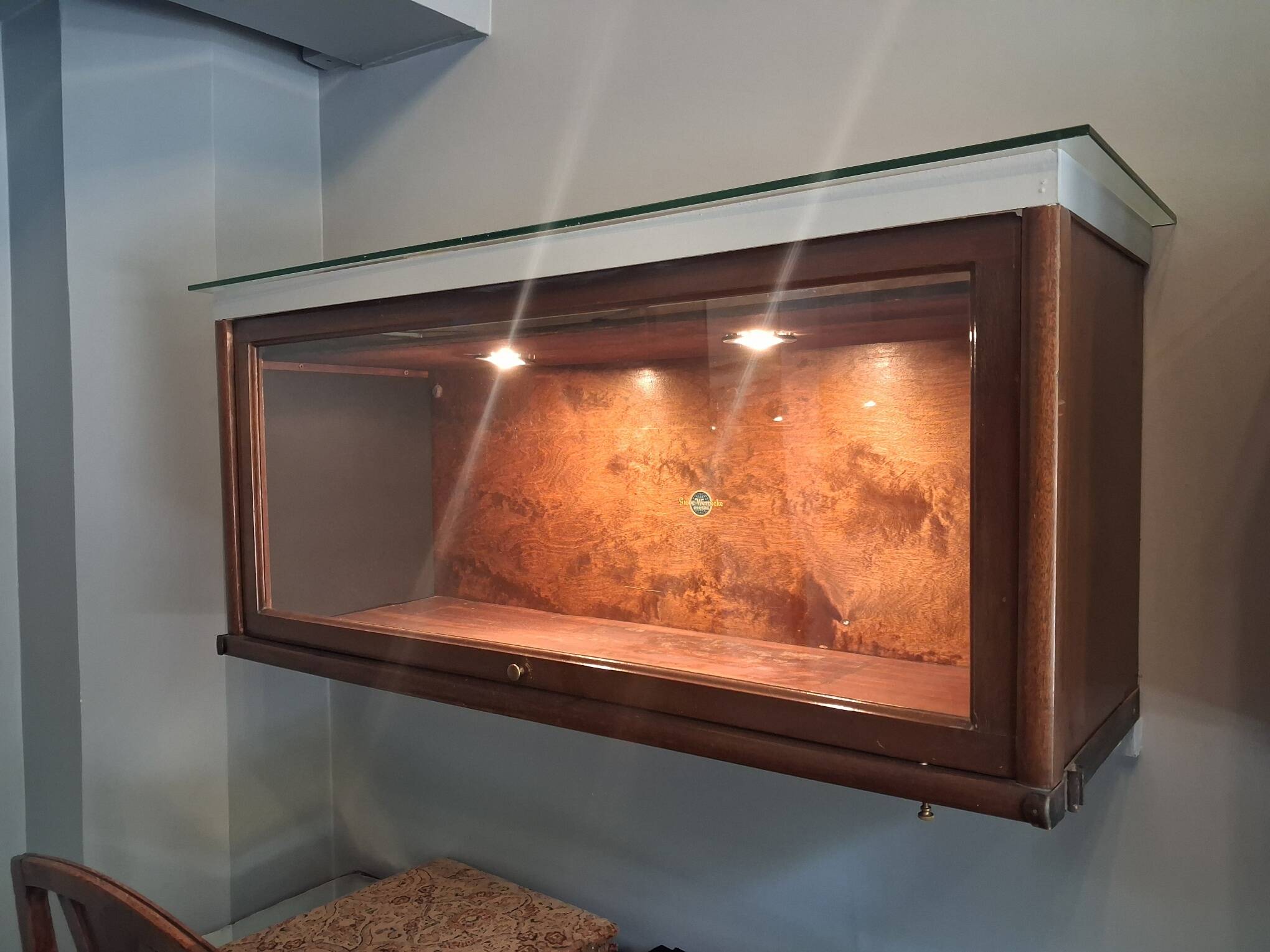 vitrine - coffre en bois et verre