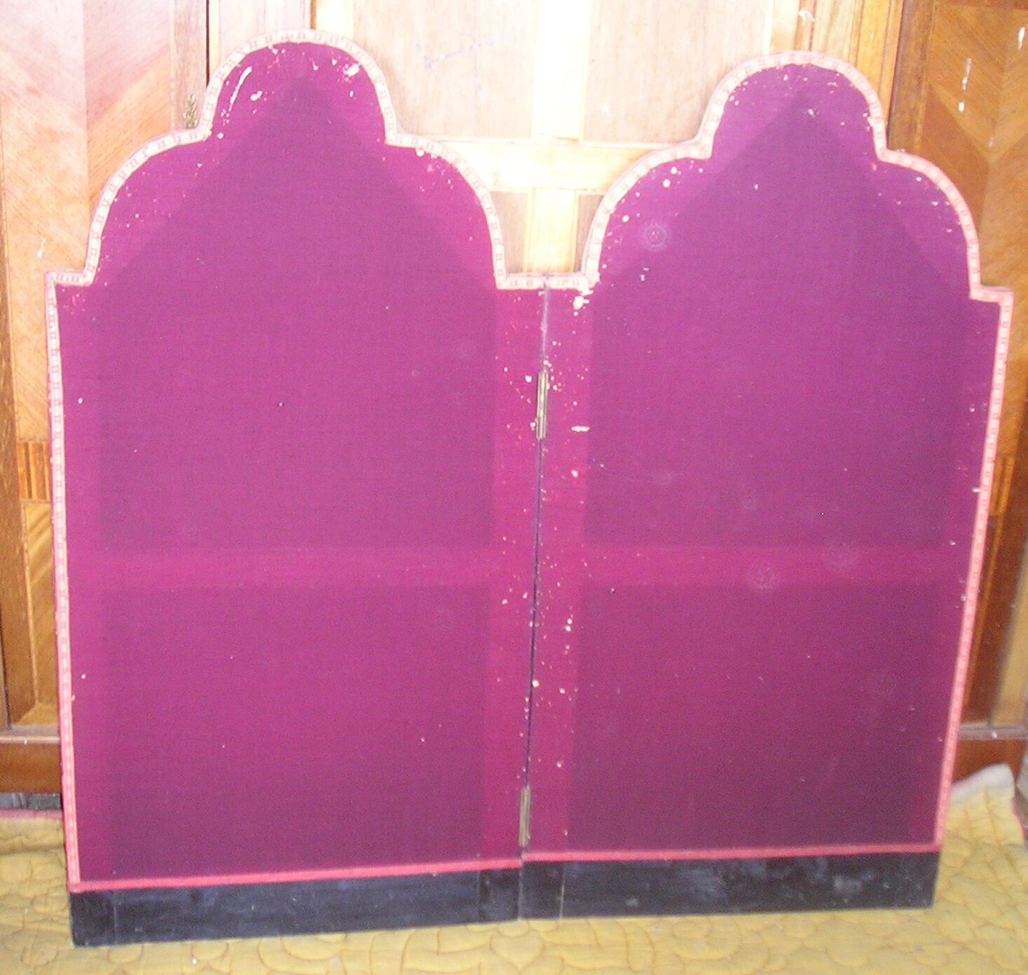 Old screen with 2 sheets in fabric