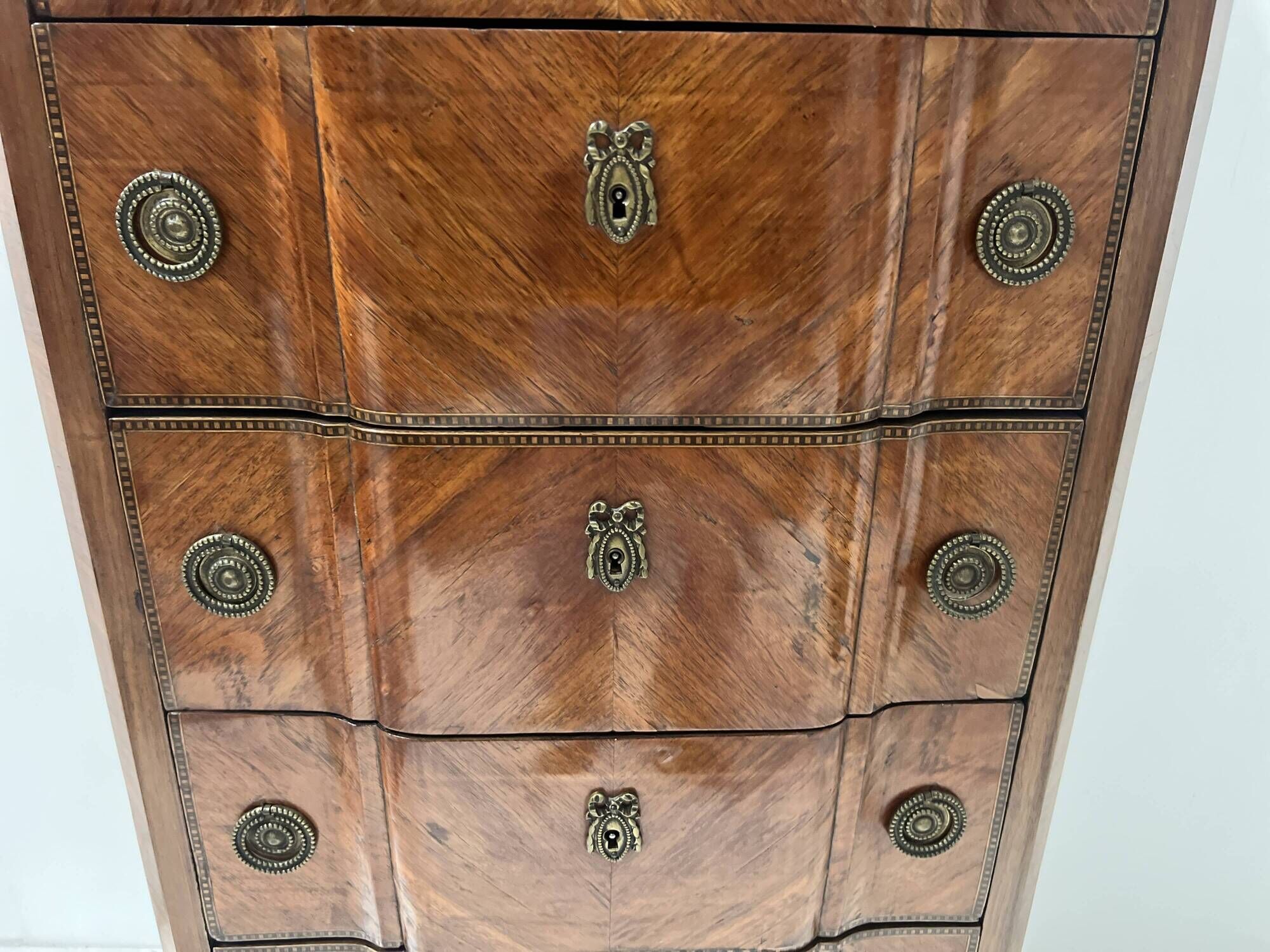 Transitional style chest of drawers in rosewood and amaranth veneer, 20th century.