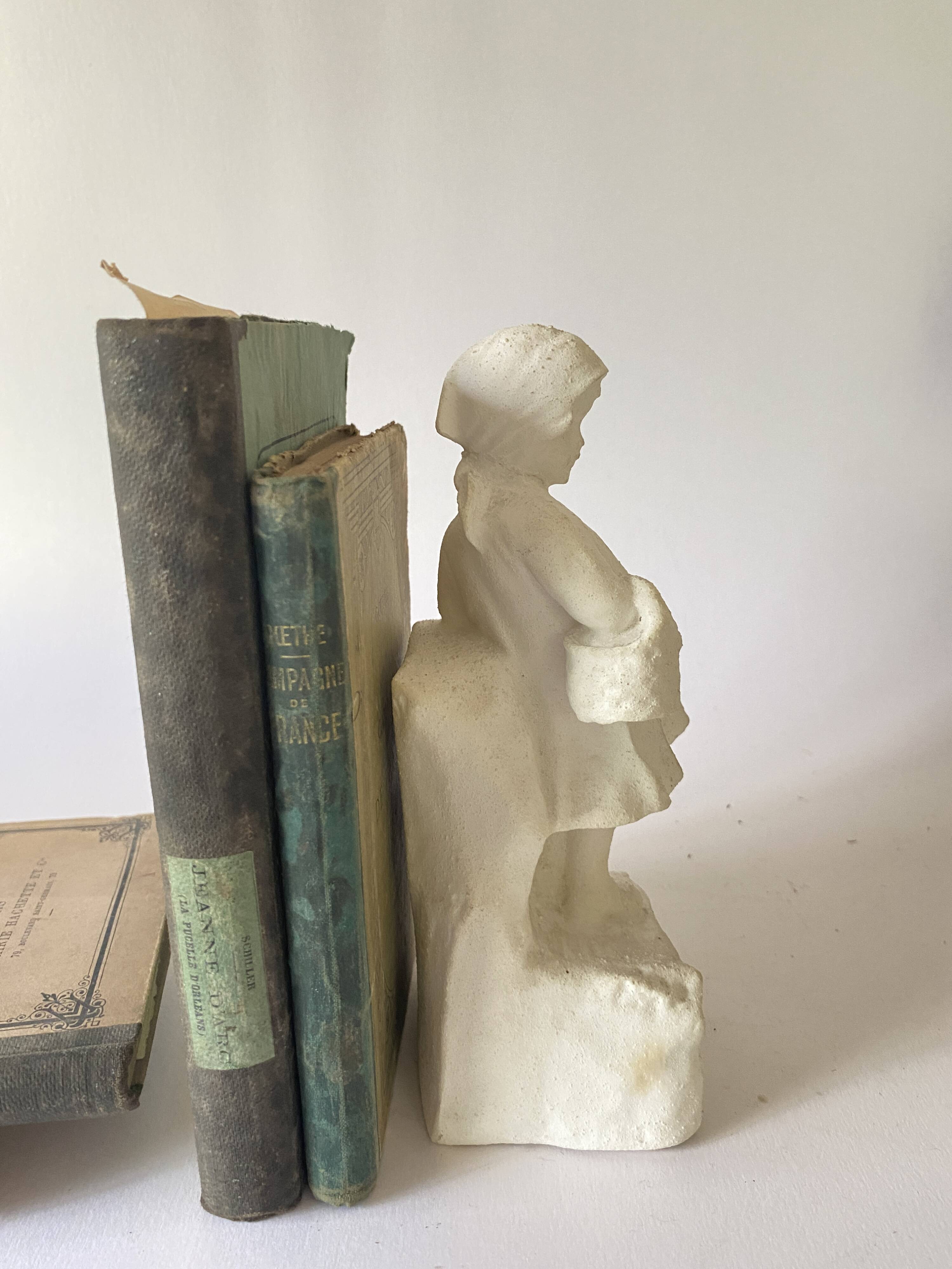 Serre-livres en plâtre, fillette au panier