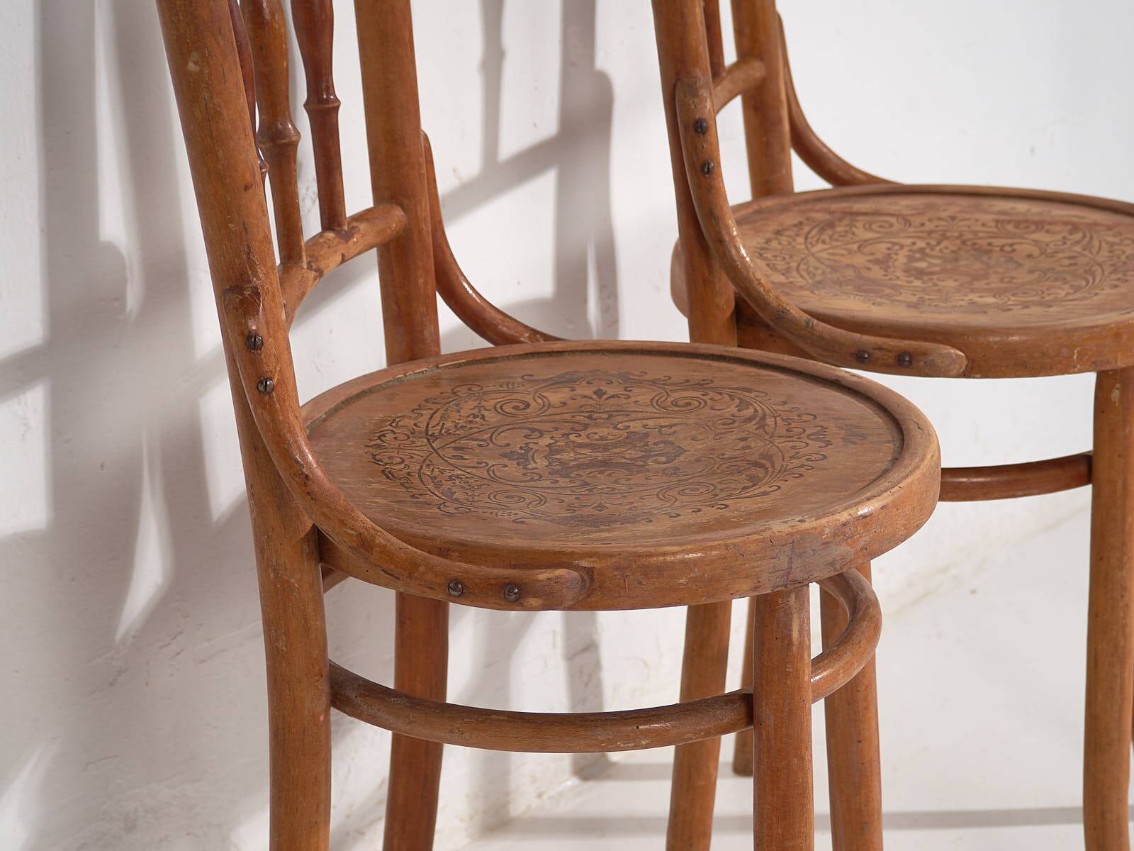 Anciennes chaises Thonet avec assise gravée (c.1920). Ensemble de 2 pièces