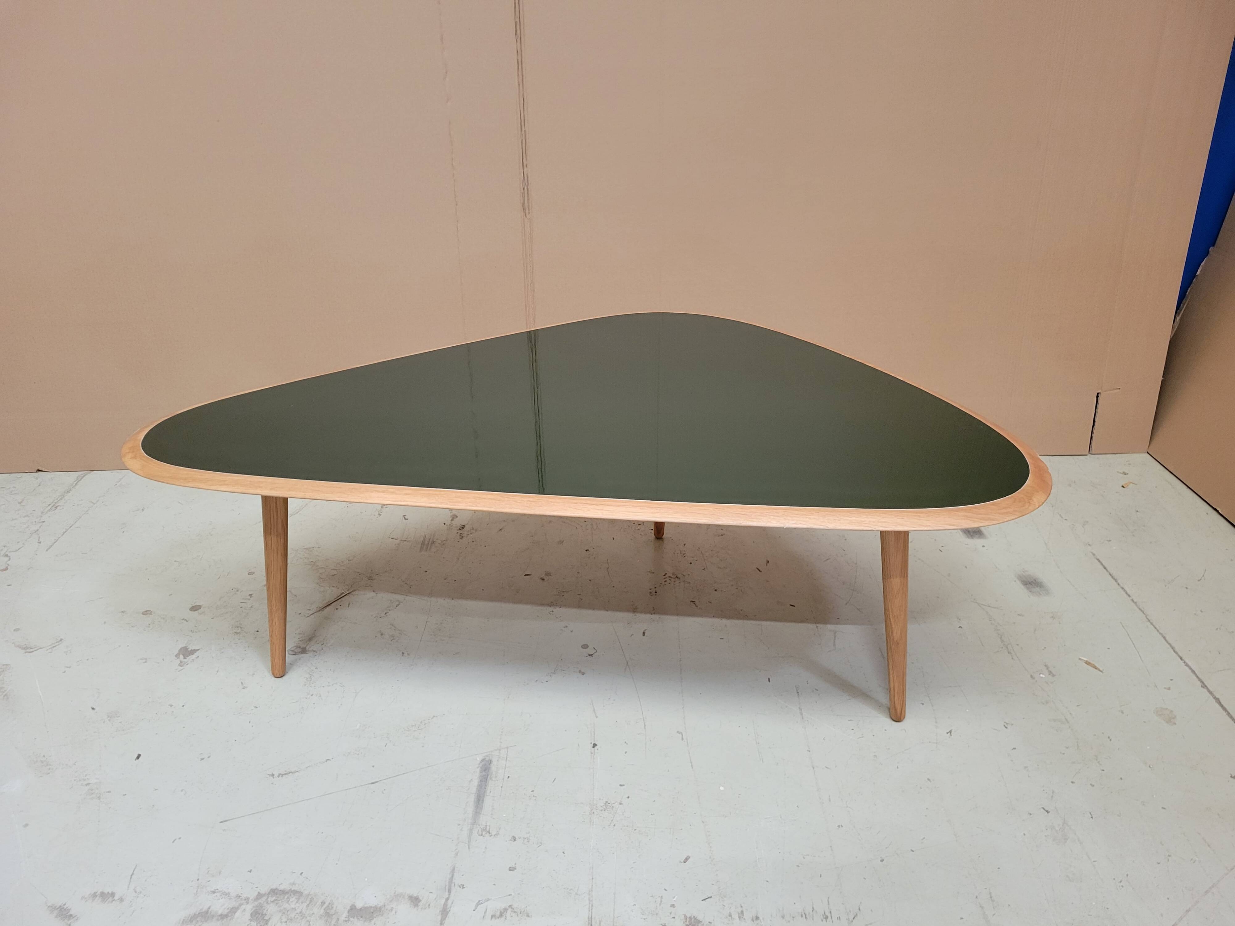 Table basse style années 50 , laque et bois.  marque red edition