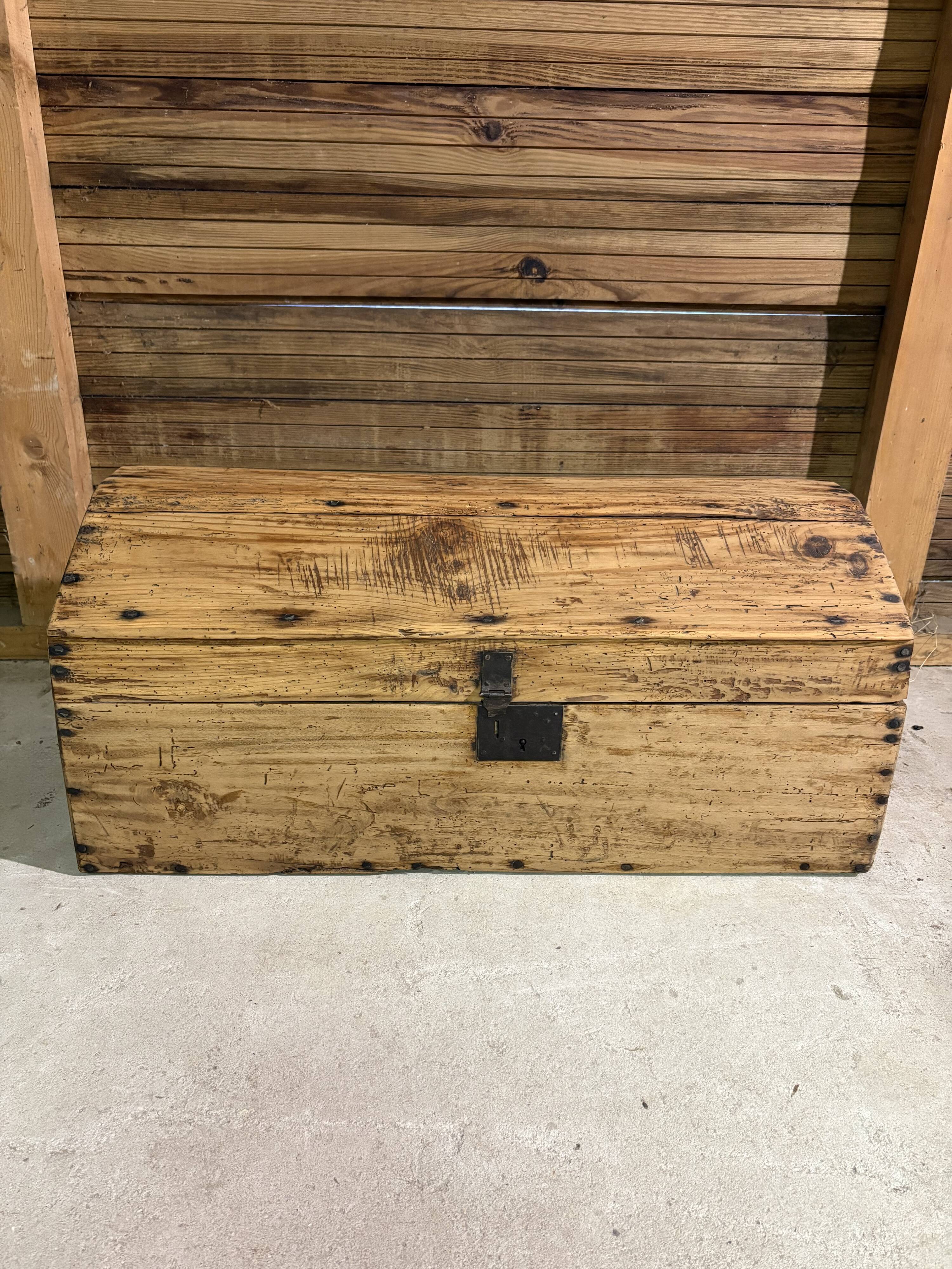 Malle ancienne rénovée en bois